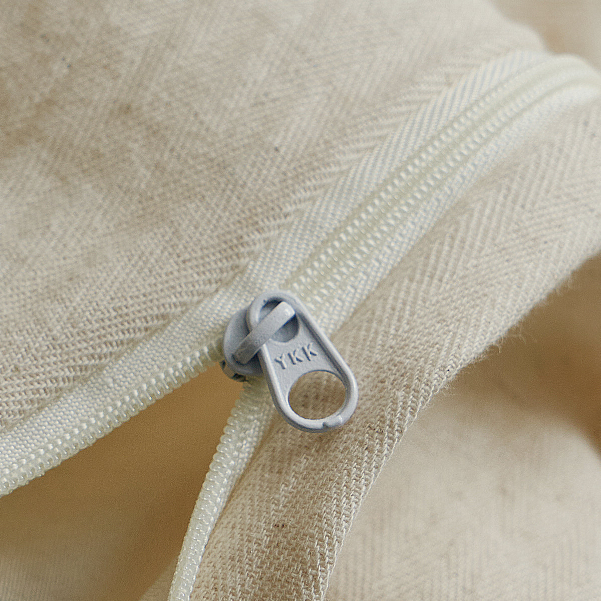 Concealed zipper closure on the DAUAOTO cotton-linen jacquard duvet cover, showing the woven fabric texture.