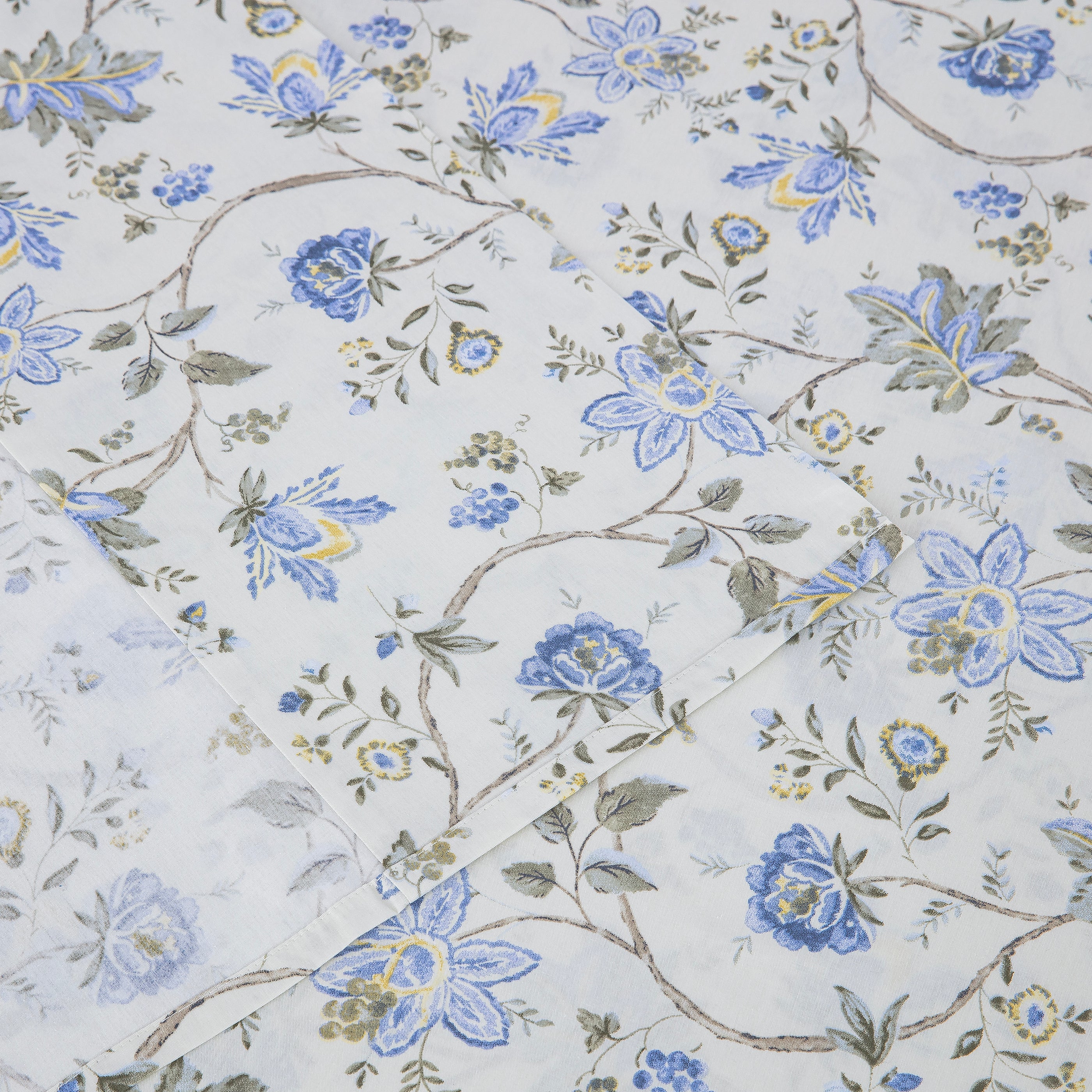 Detailed view of the neat hem stitching on the DAUAOTO Provence blue botanical lightweight cotton flat sheet.