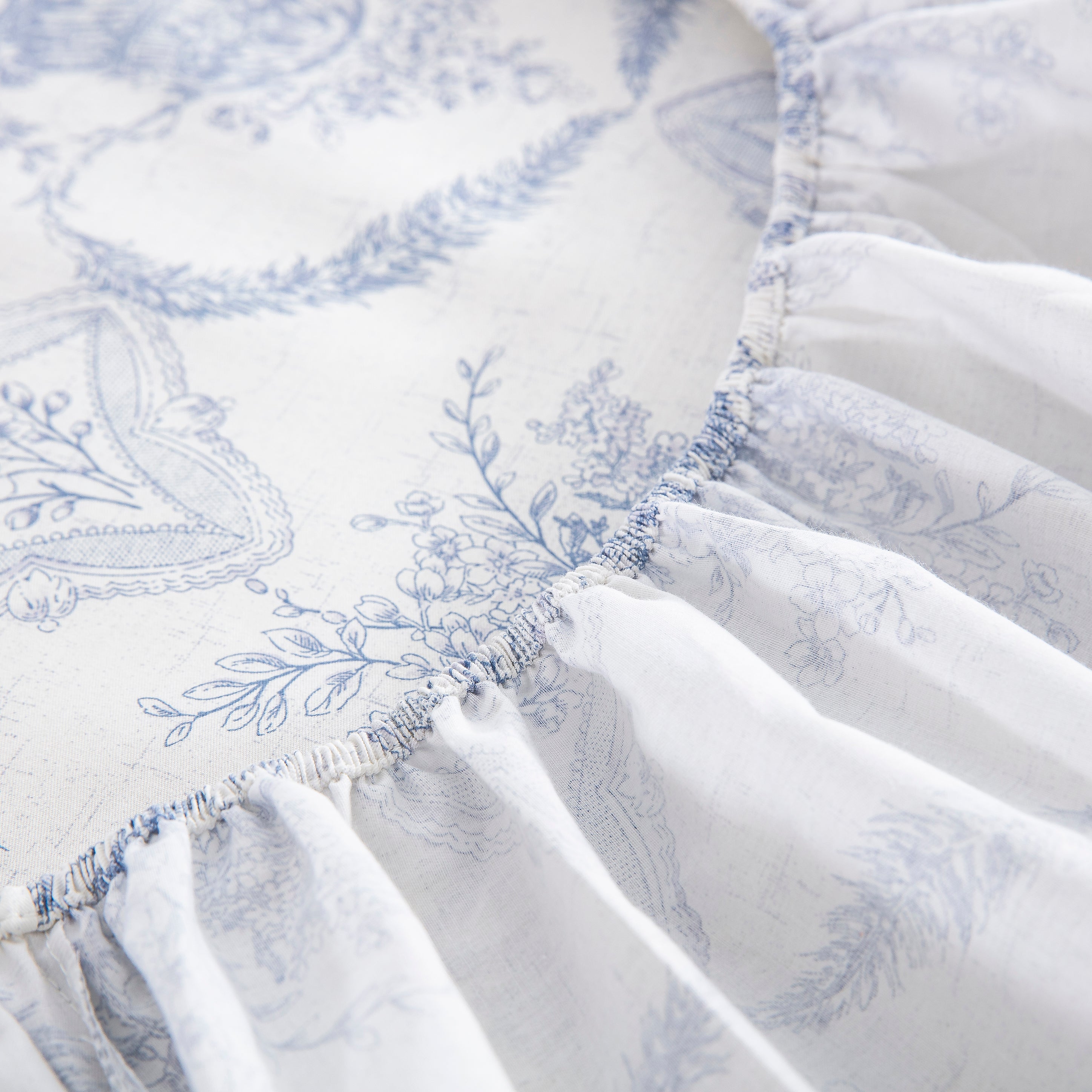 Fully elasticized blue toile fitted sheet with durable stretch designed for mattresses up to 14 inches deep - DAUAOTO