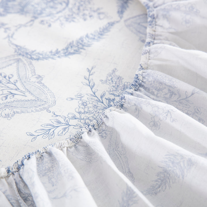 Fully elasticized blue toile fitted sheet with durable stretch designed for mattresses up to 14 inches deep - DAUAOTO