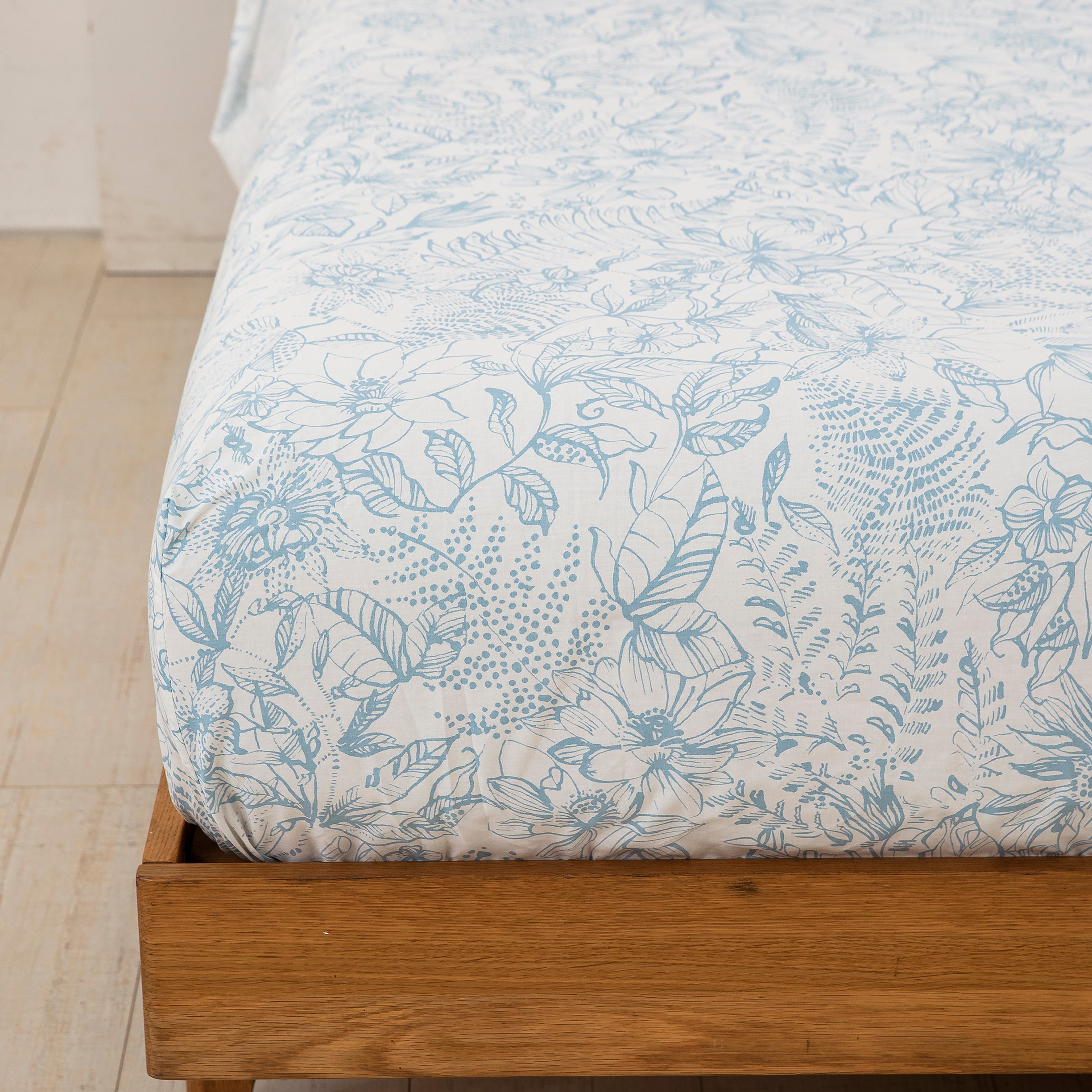 Refreshing coastal retreat aesthetic with delicately drawn botanical vine print cotton bed sheets - DAUAOTO