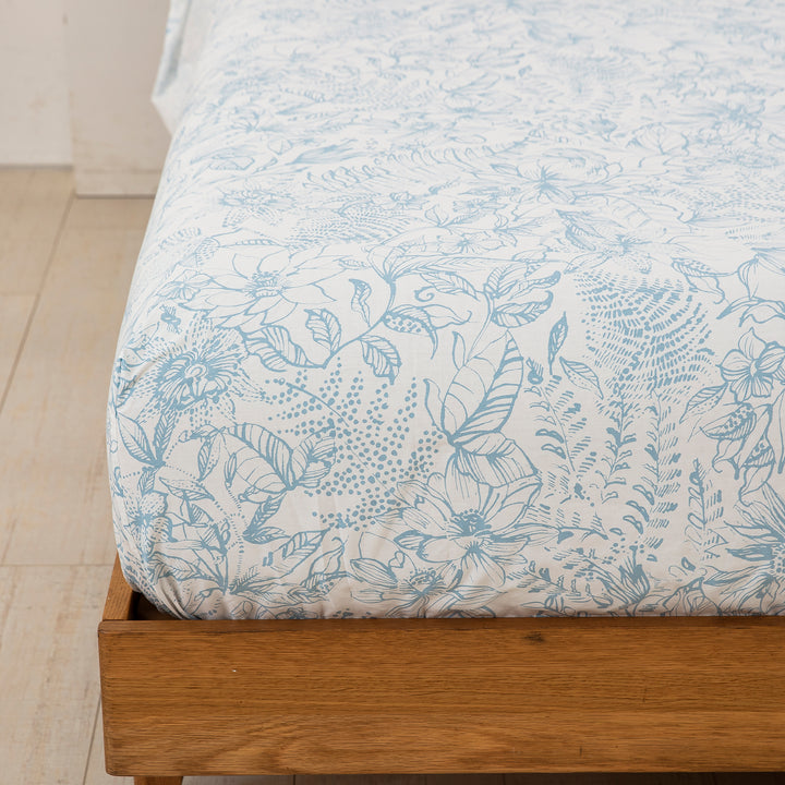 Refreshing coastal retreat aesthetic with delicately drawn botanical vine print cotton bed sheets - DAUAOTO