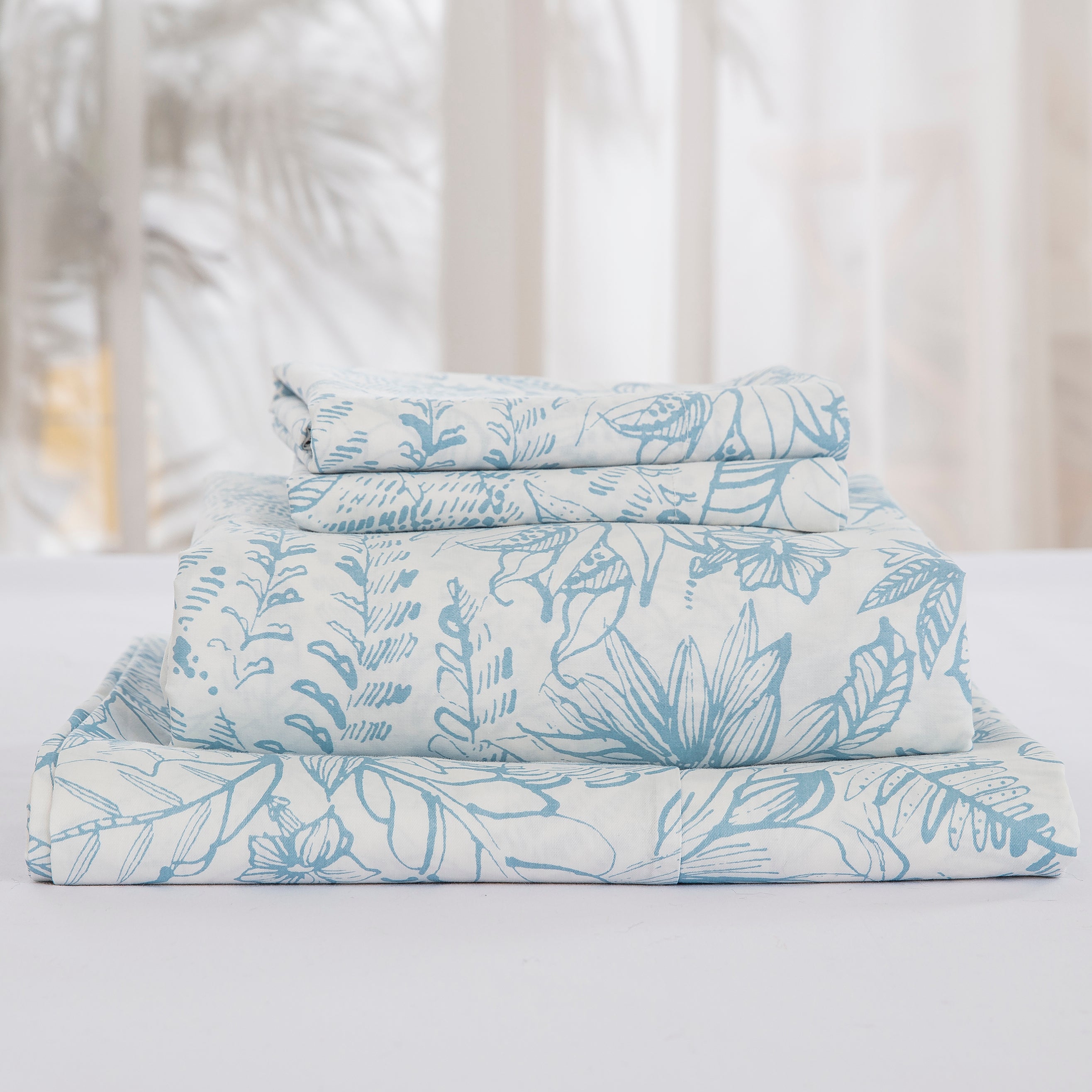 Complete bedding ensemble including flat sheet, fitted sheet, and matching light blue vine pillowcases - DAUAOTO