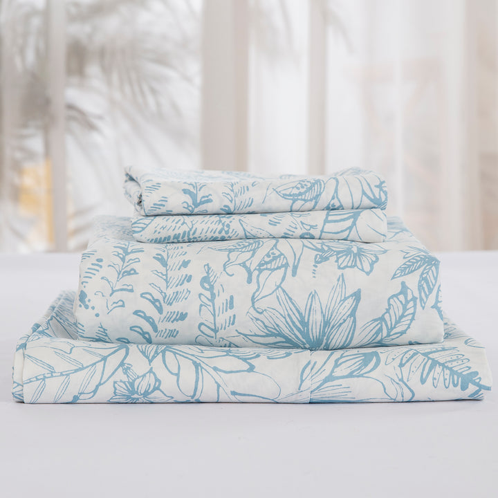 Complete bedding ensemble including flat sheet, fitted sheet, and matching light blue vine pillowcases - DAUAOTO