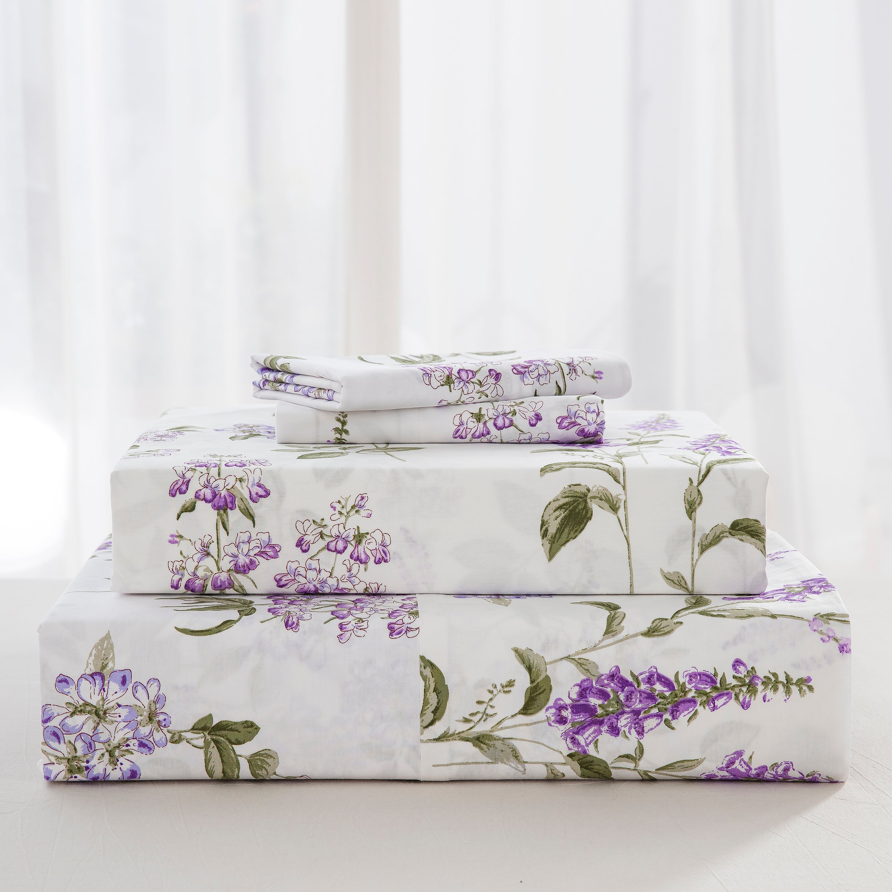 Complete pure cotton bedding ensemble neatly folded including a beautifully draped flat sheet, tailored fitted sheet, and matching pillowcases - DAUAOTO