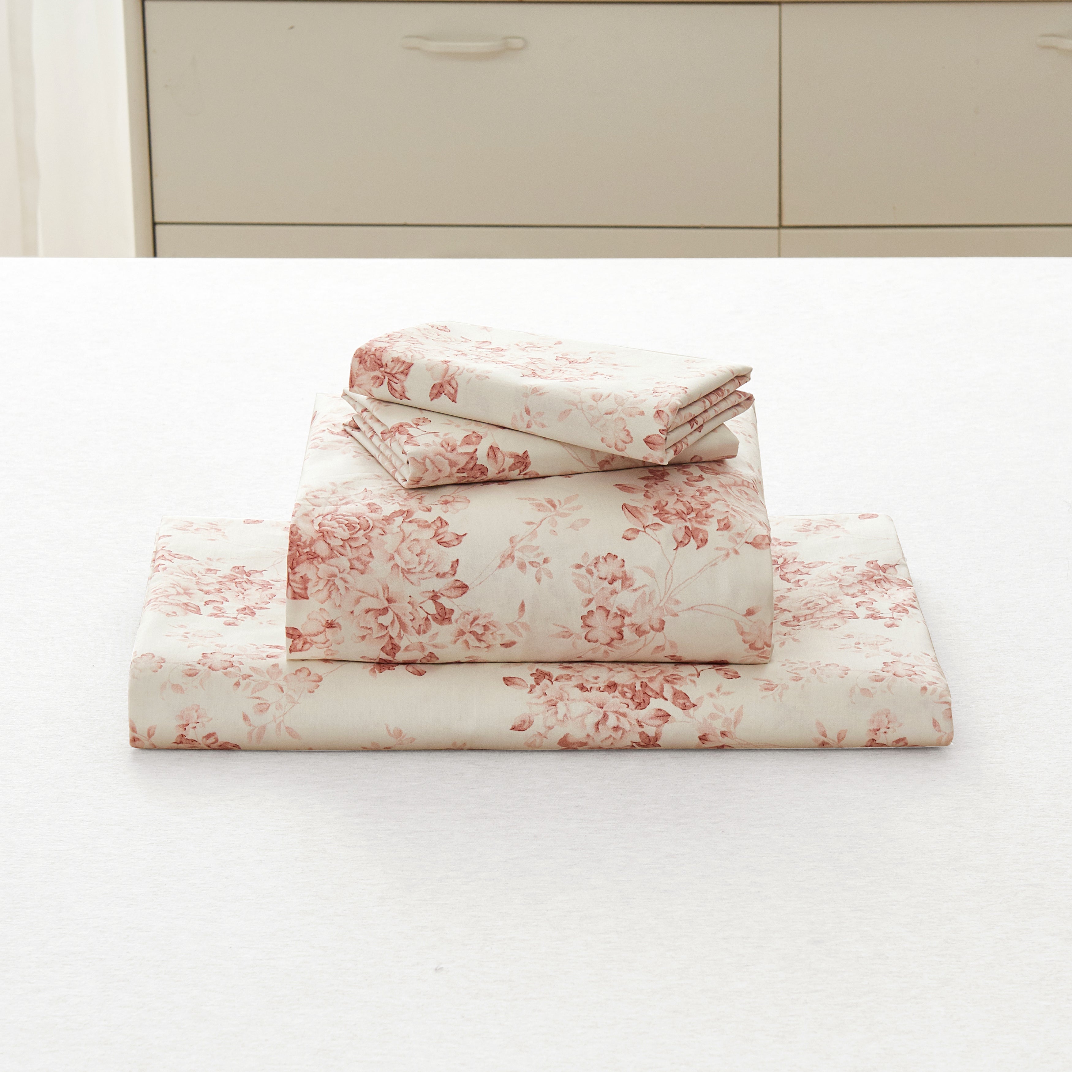Complete pale rose bedding ensemble including a beautifully draped flat sheet, tailored fitted sheet, and matching pillowcases - DAUAOTO