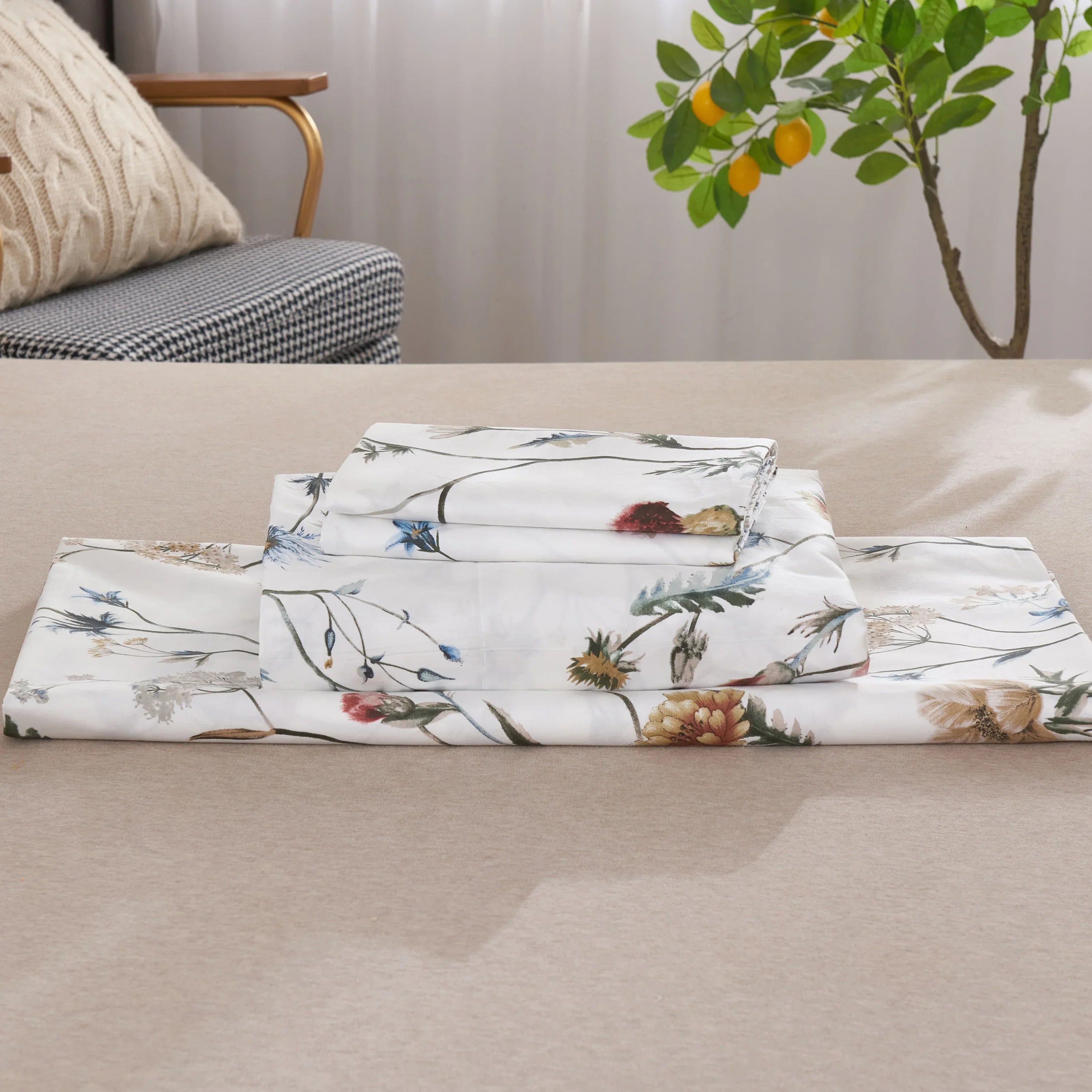 Complete pure cotton bedding ensemble neatly folded including a flat sheet, fitted sheet, and coordinating pillowcases - DAUAOTO