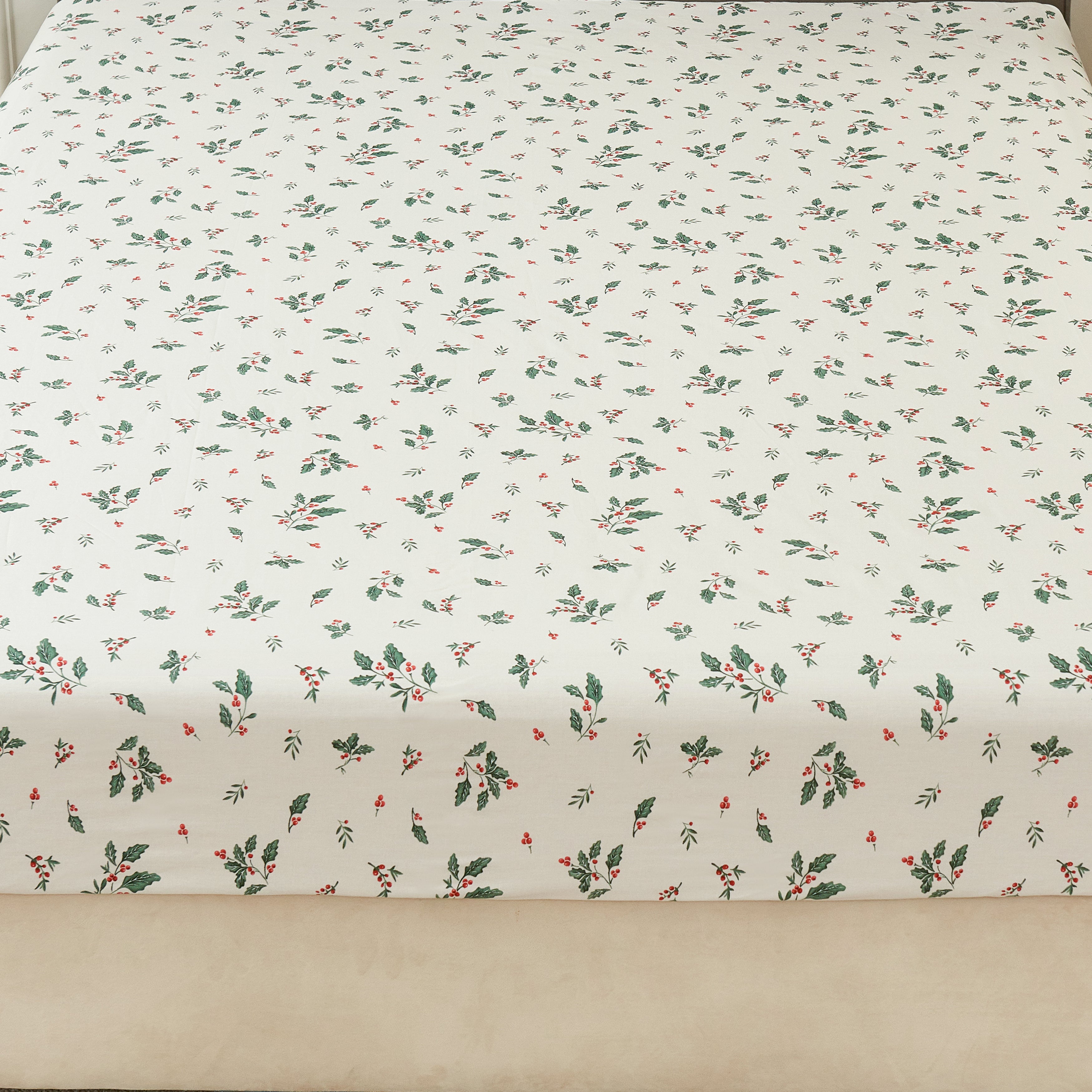 Celebrate the magic of the season with cozy Christmas aesthetic holly berry cotton sheets in a master suite - DAUAOTO