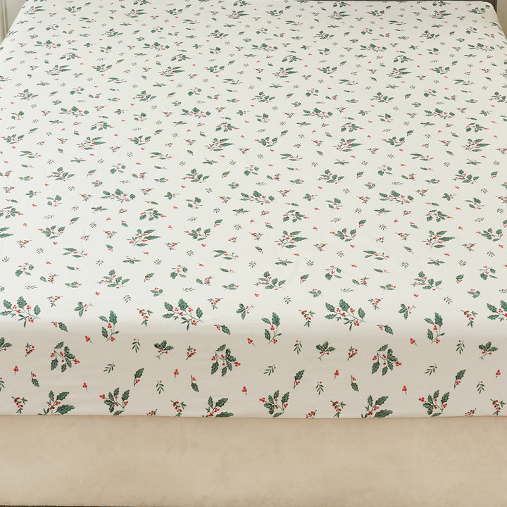 Celebrate the magic of the season with cozy Christmas aesthetic holly berry cotton sheets in a master suite - DAUAOTO