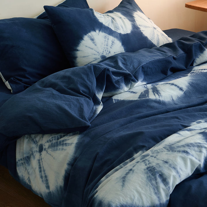 Detailed view of the soft 100% pure cotton texture and indigo botanical dye on DAUAOTO bespoke bedding.