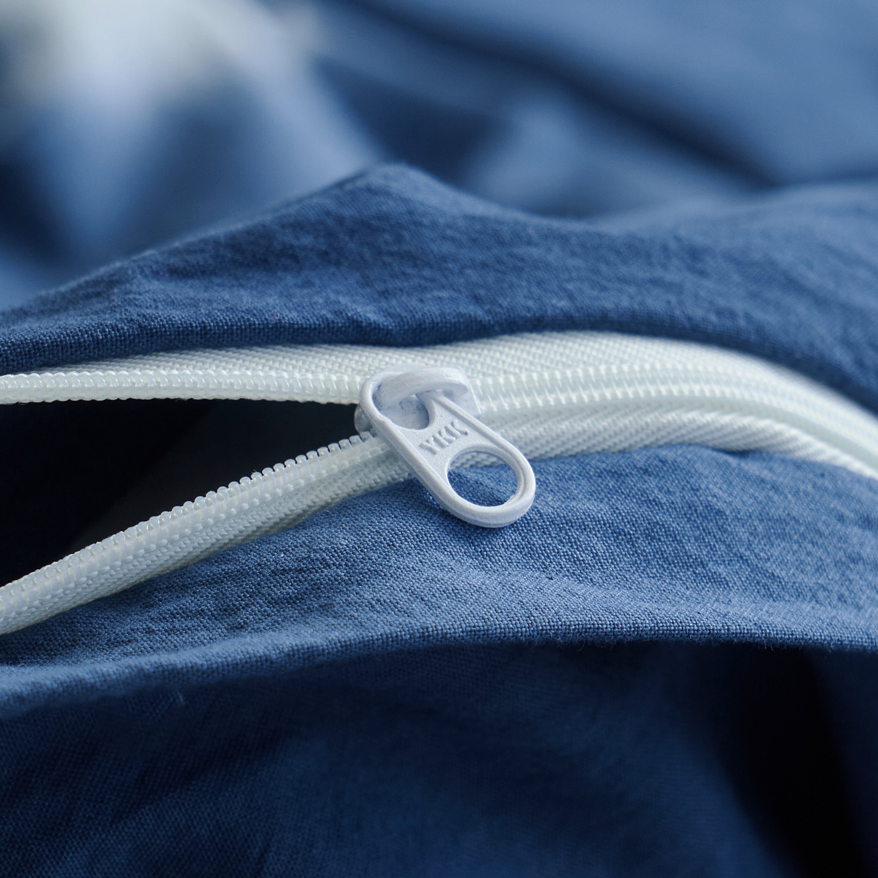 Close-up of the seamless hidden zipper closure on the DAUAOTO 100% cotton indigo tie-dye duvet cover.