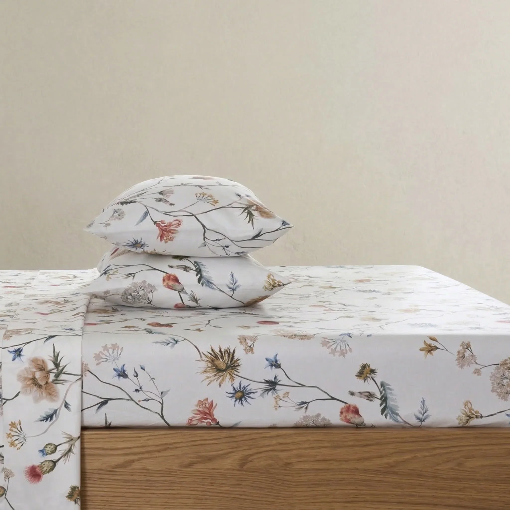 Rustic country elegance bedroom featuring the breathable Wildflower Botanical 100% pure cotton sheet set - DAUAOTO