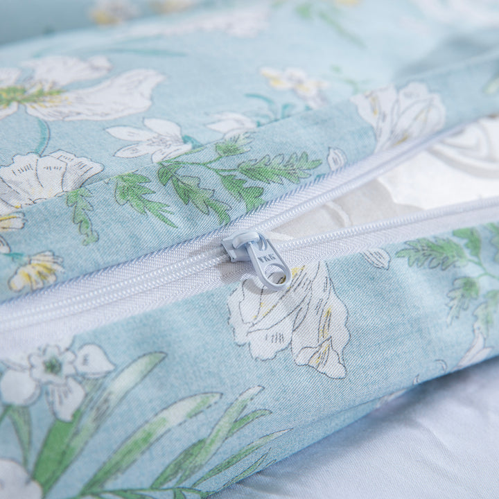 Close-up of the durable hidden zipper closure on the DAUAOTO clear morning dew lightweight cotton duvet cover.