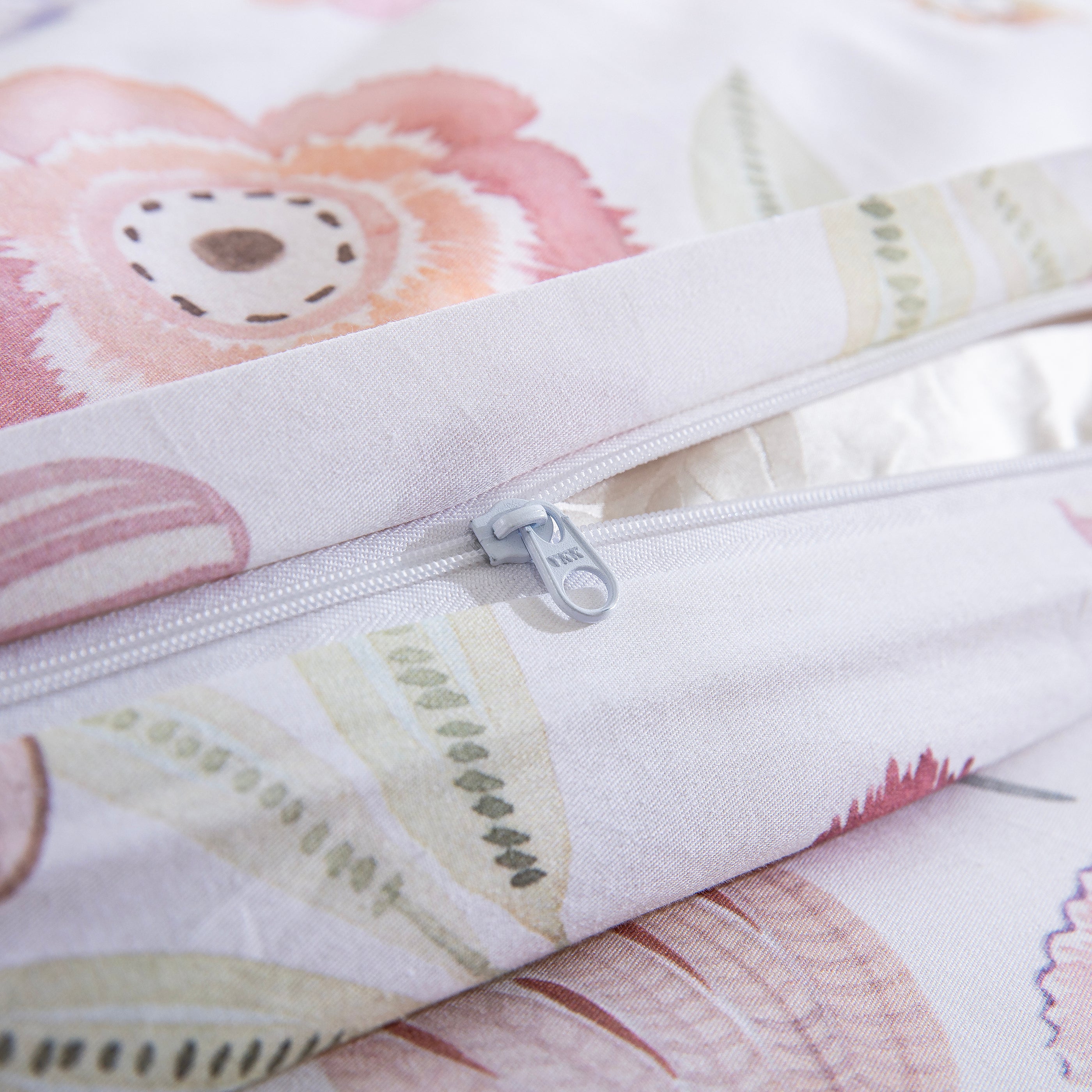 Close-up of the durable hidden zipper closure on the DAUAOTO pastel blossom lightweight cotton duvet cover.