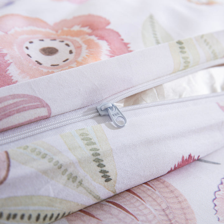 Close-up of the durable hidden zipper closure on the DAUAOTO pastel blossom lightweight cotton duvet cover.