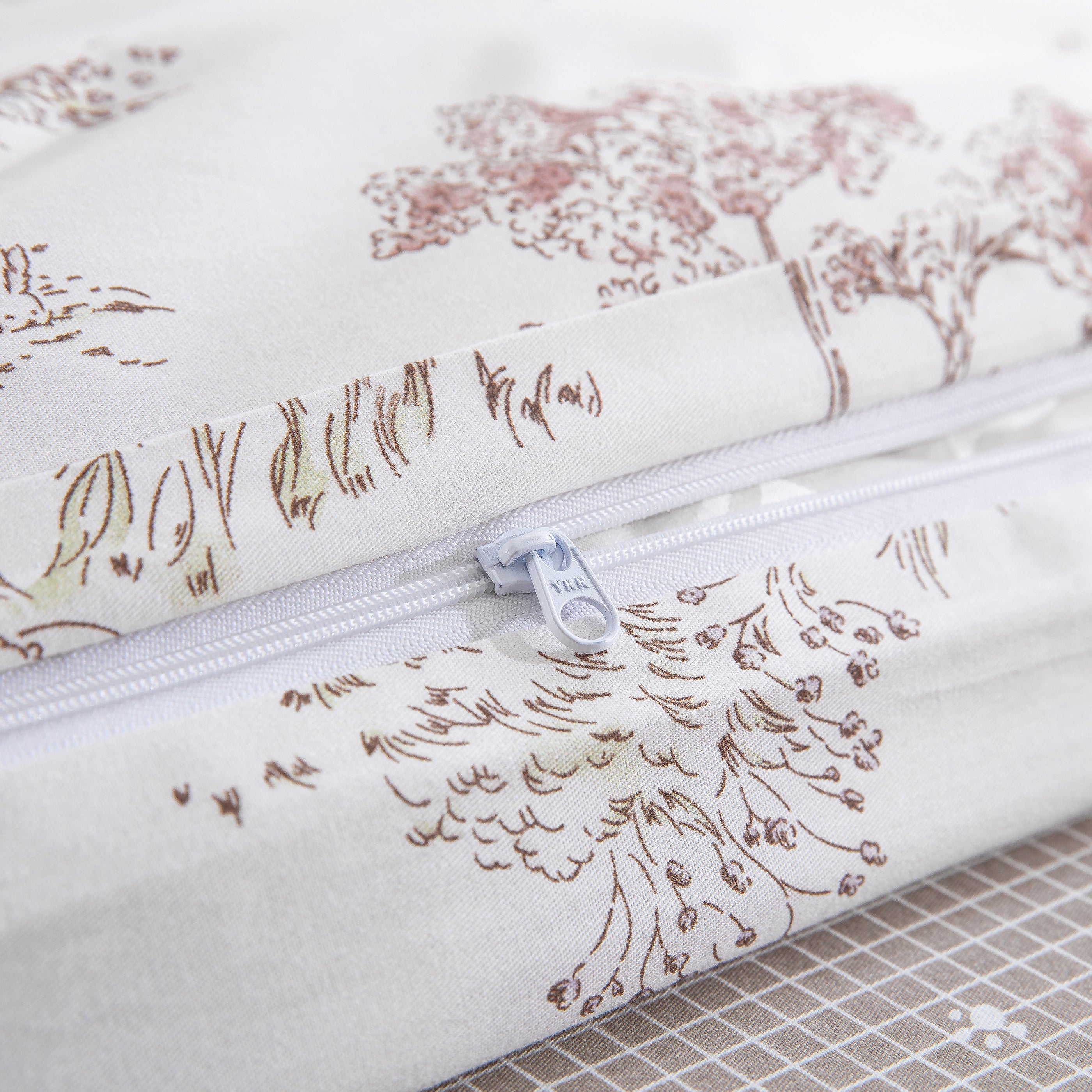 Close-up of the durable hidden zipper closure on the DAUAOTO vintage woodland lightweight cotton duvet cover.