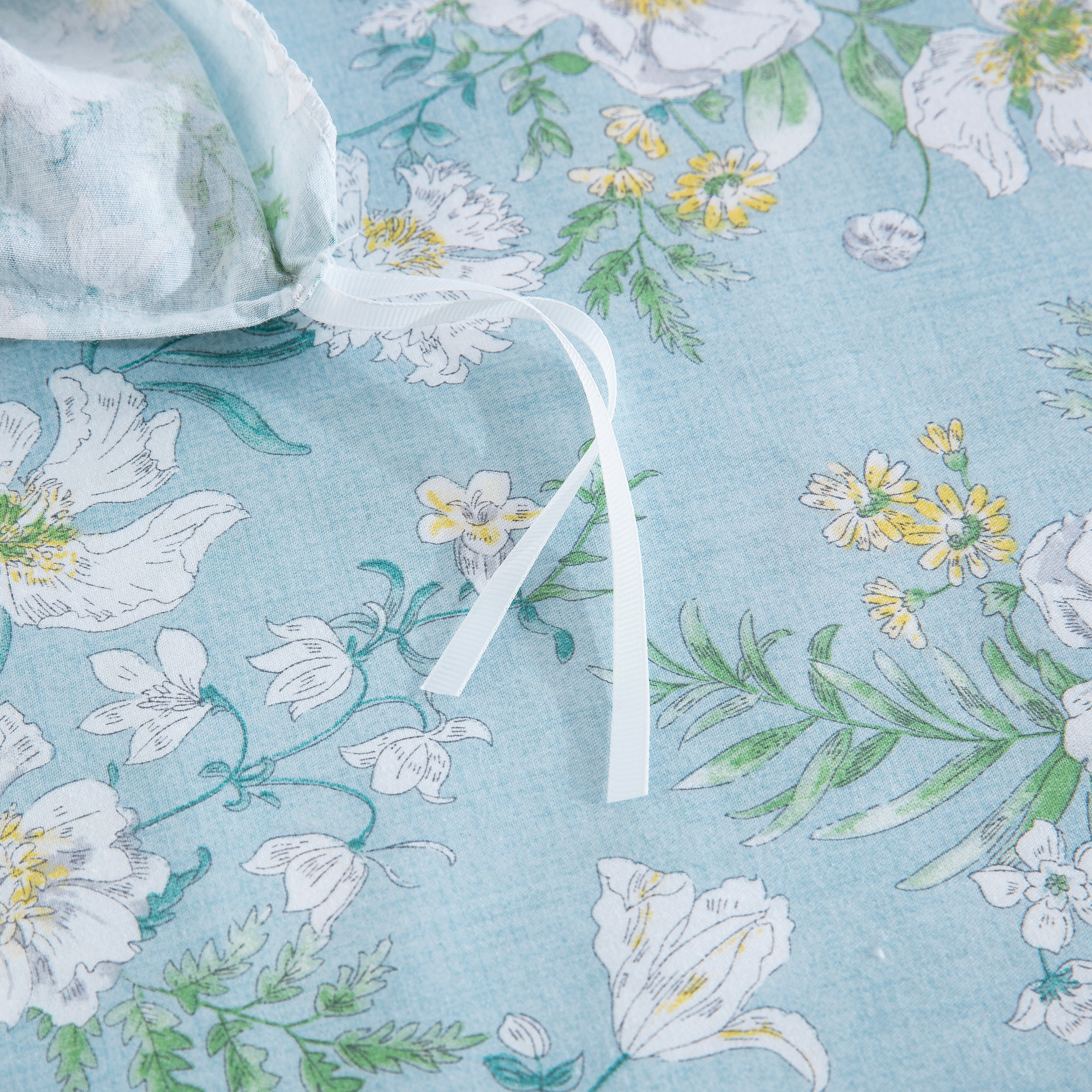 Close-up of the sturdy interior corner ties on the DAUAOTO light blue floral duvet cover ensuring a secure fit.