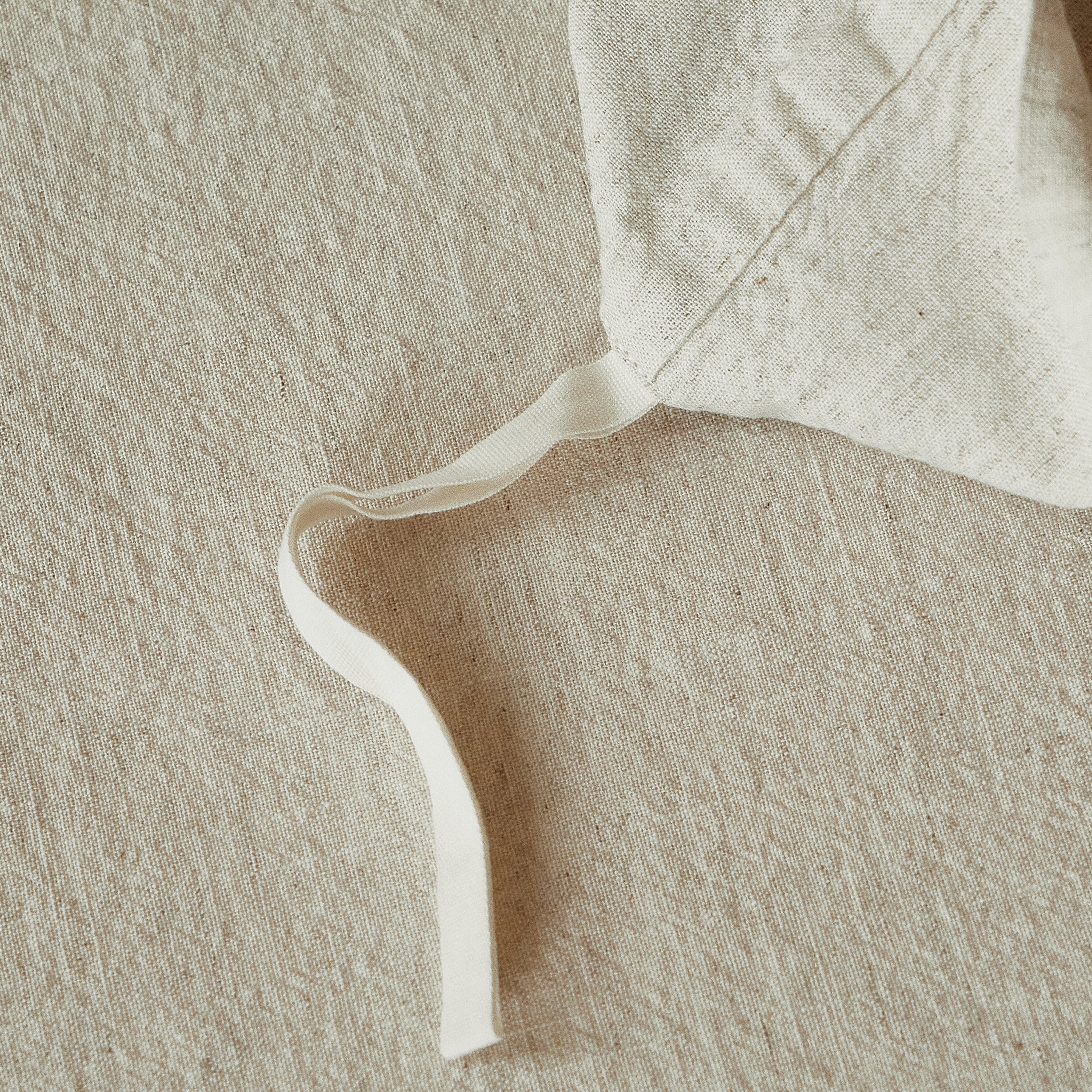 Interior corner ties of the DAUAOTO duvet cover, designed to securely hold the comforter insert in place.