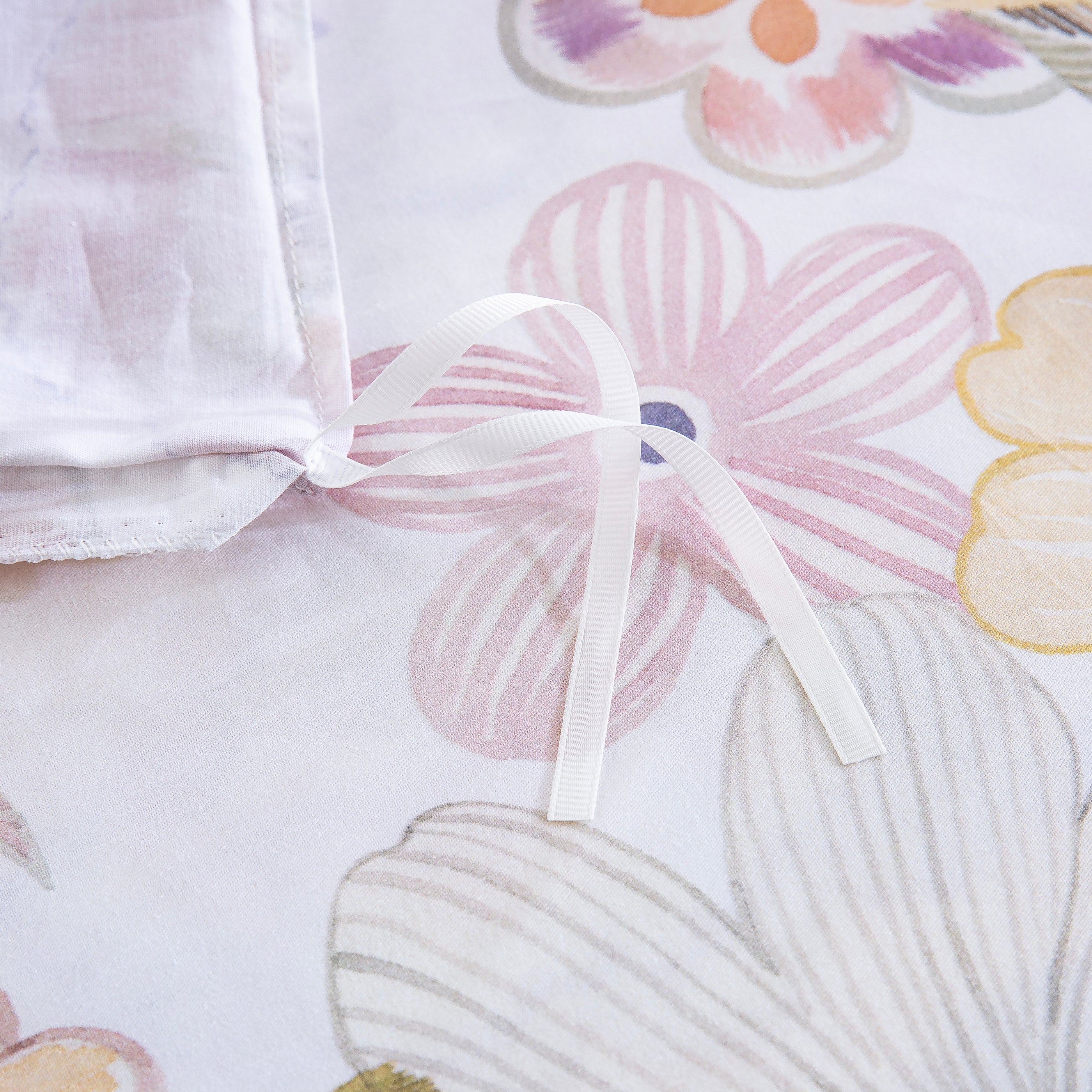 Close-up of the sturdy interior corner ties on the DAUAOTO pastel floral duvet cover ensuring a secure fit.