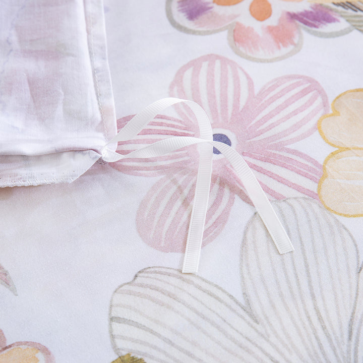 Close-up of the sturdy interior corner ties on the DAUAOTO pastel floral duvet cover ensuring a secure fit.