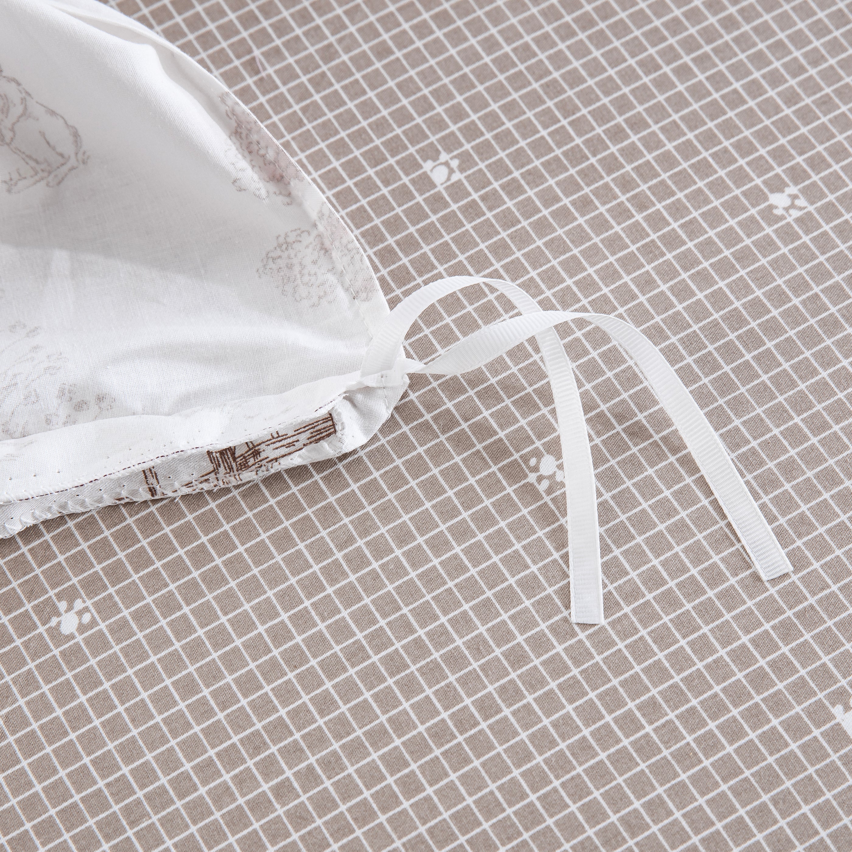 Close-up of the sturdy interior corner ties on the DAUAOTO woodland duvet cover ensuring a secure and perfect fit.