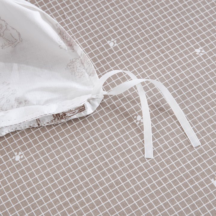 Close-up of the sturdy interior corner ties on the DAUAOTO woodland duvet cover ensuring a secure and perfect fit.