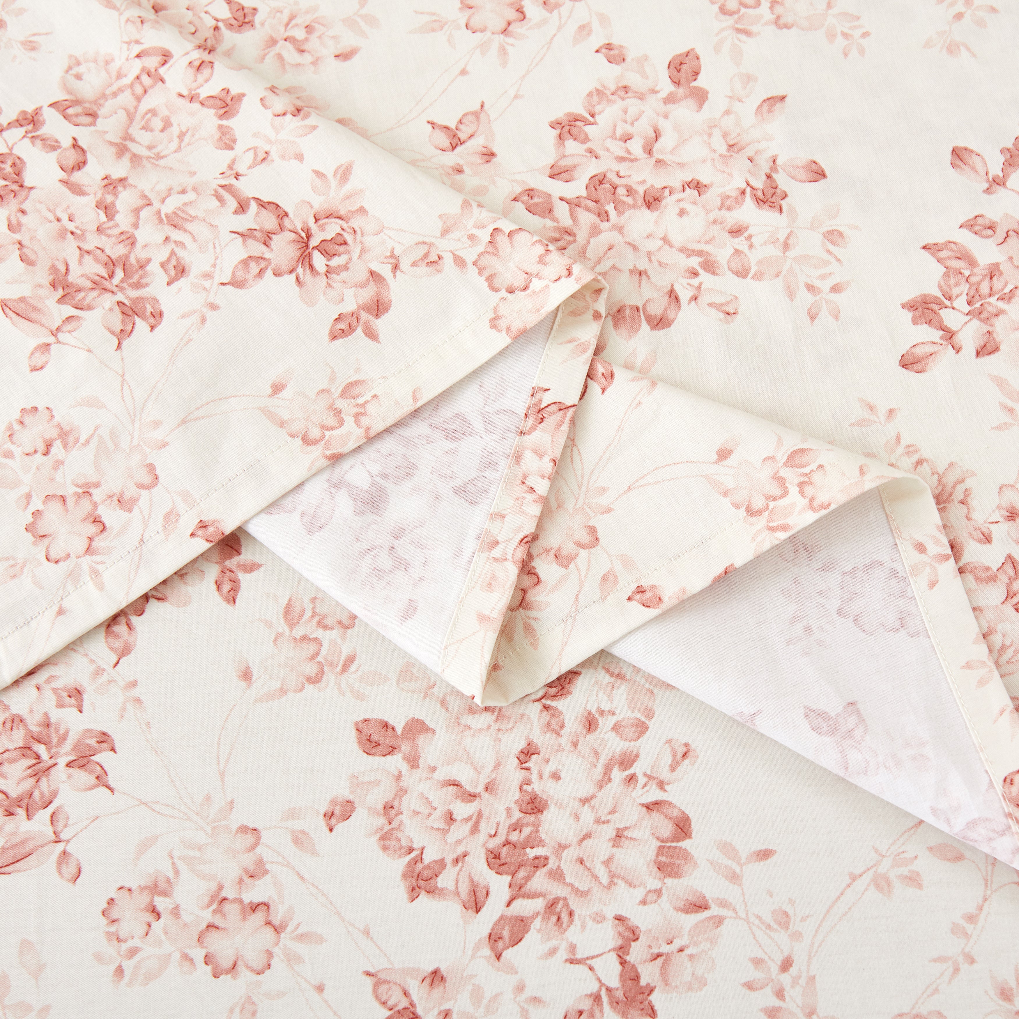 Detailed view of the elegantly crafted flat sheet hem with traditional pale rose floral pattern - DAUAOTO
