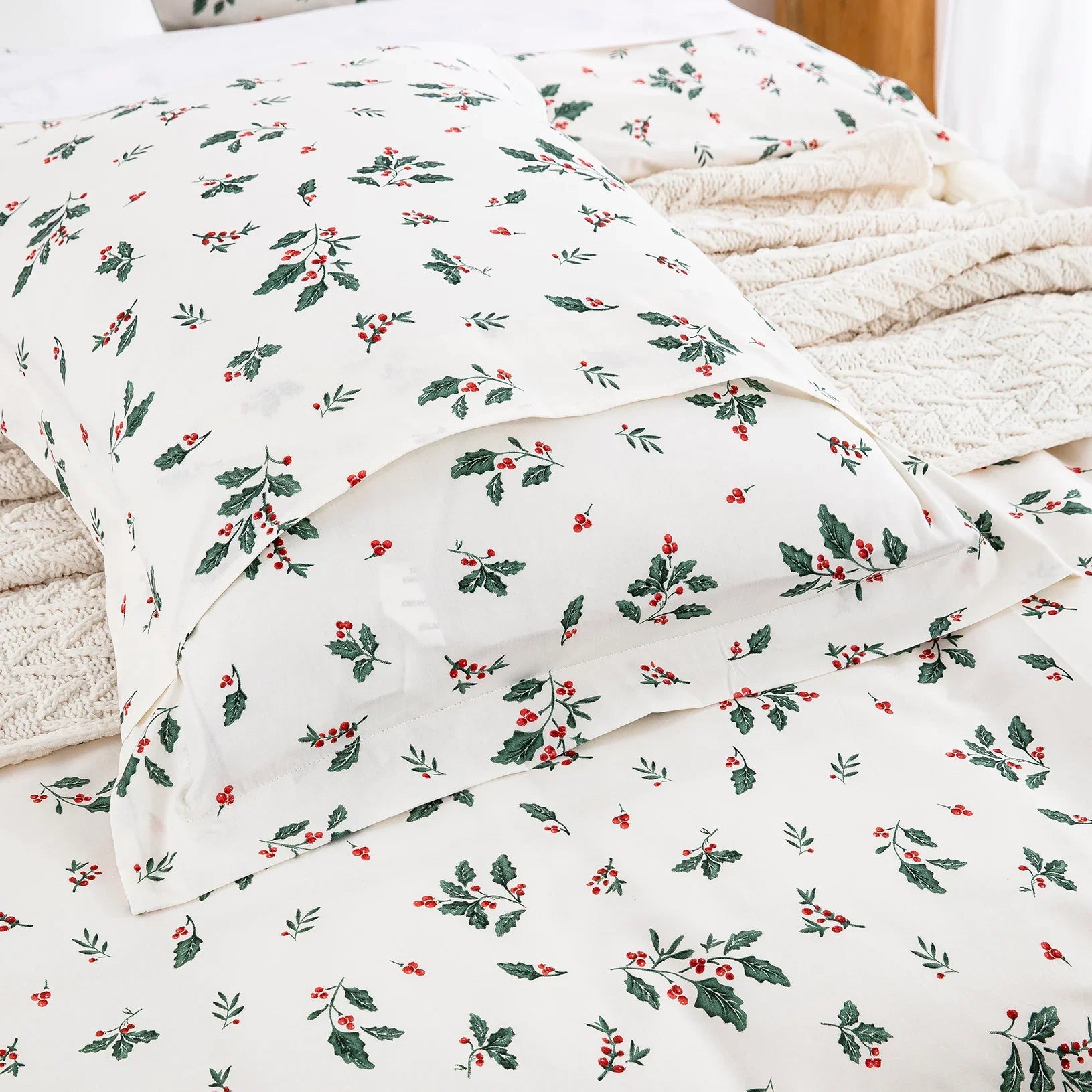 Matching pure cotton pillow shams featuring a classic envelope closure and vintage holiday berry print - DAUAOTO