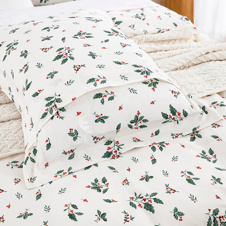 Matching pure cotton pillow shams featuring a classic envelope closure and vintage holiday berry print - DAUAOTO