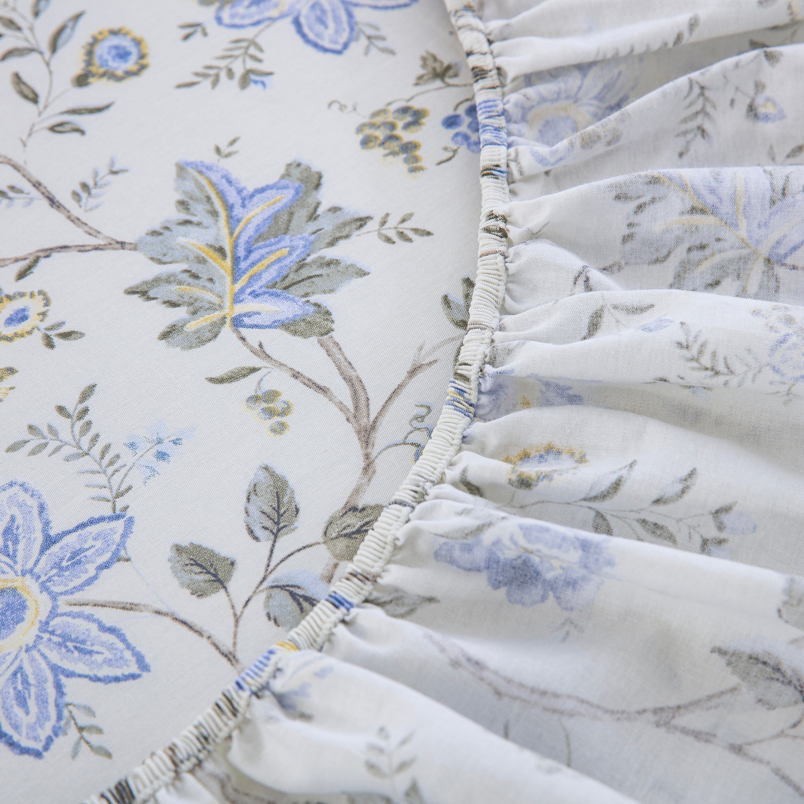 Close-up of the fully elasticized edge on the DAUAOTO blue botanical floral fitted sheet, designed to ensure a secure grip on the mattress.