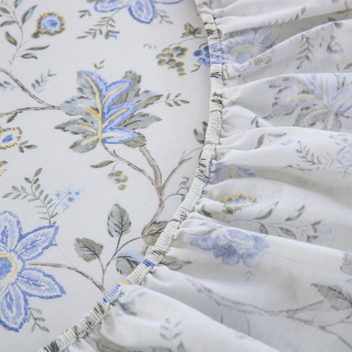 Close-up of the fully elasticized edge on the DAUAOTO blue botanical floral fitted sheet, designed to ensure a secure grip on the mattress.