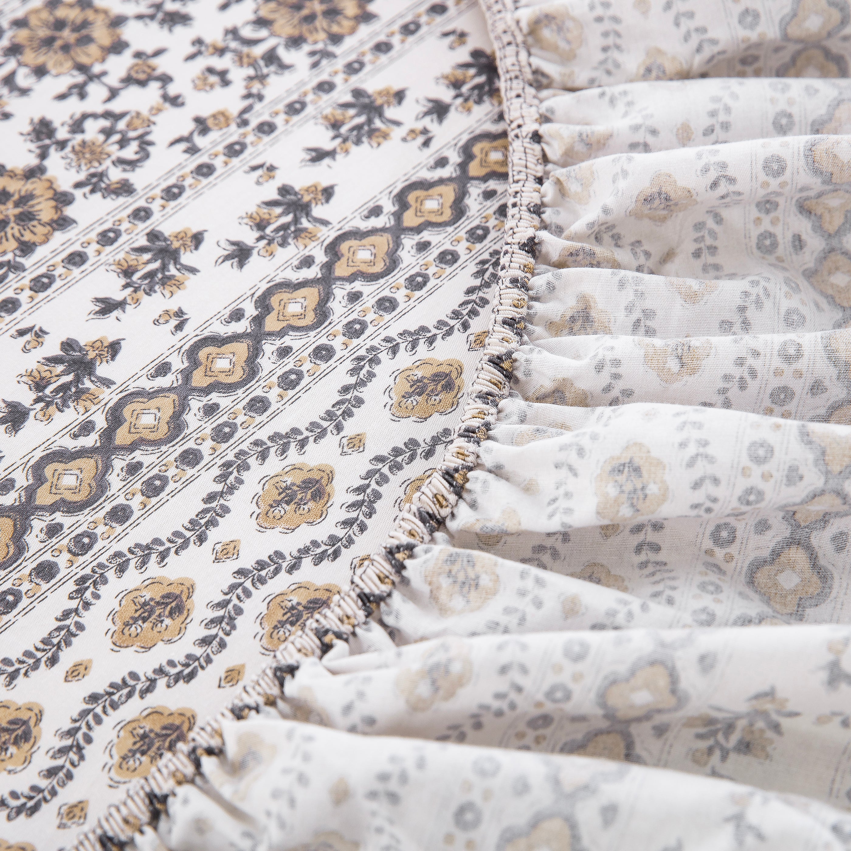 Close-up of the fully elasticized edge on the DAUAOTO block print fitted sheet, designed to ensure a secure grip on the mattress.
