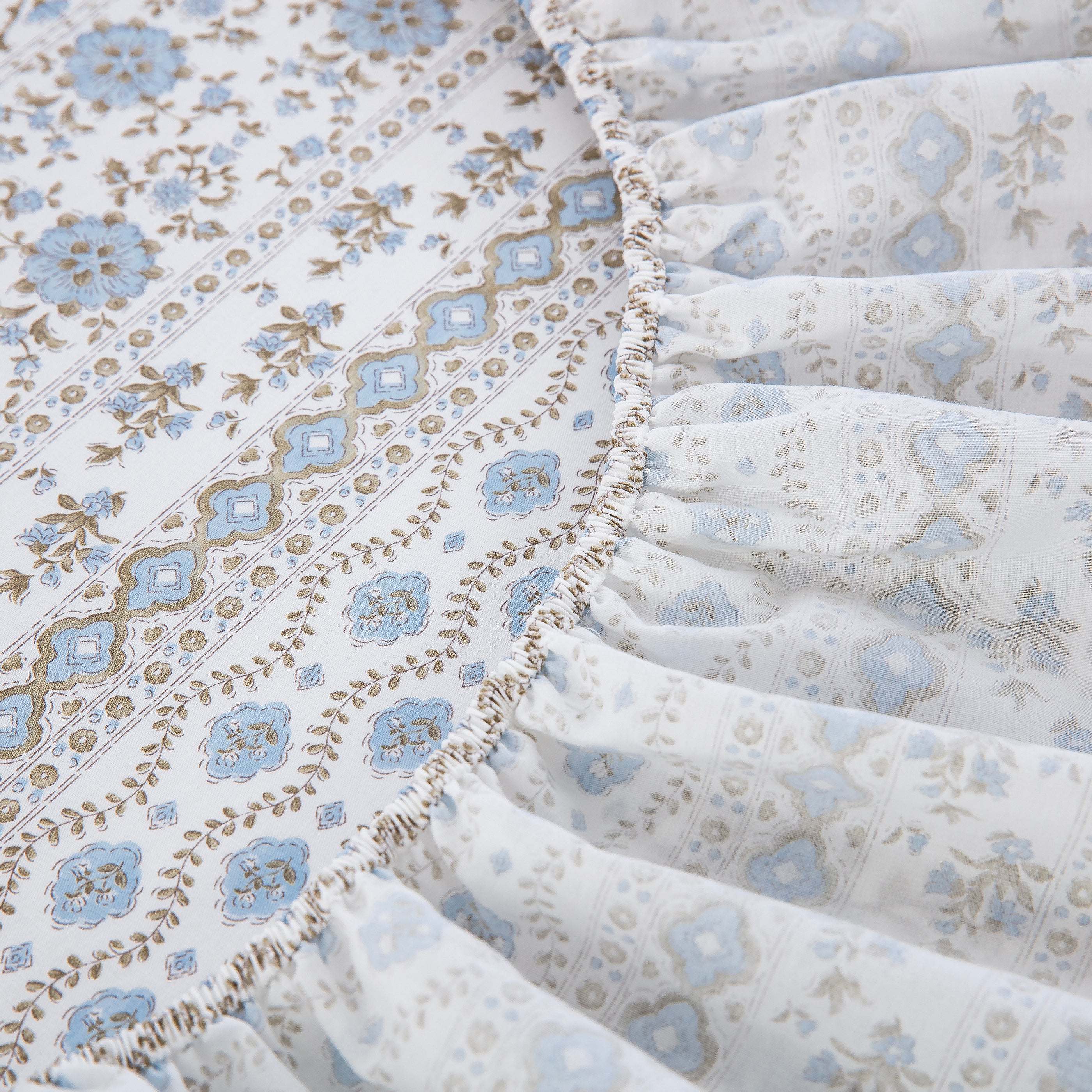 Close-up of the fully elasticized edge on the DAUAOTO coastal blue block print fitted sheet, ensuring a secure grip on the mattress.