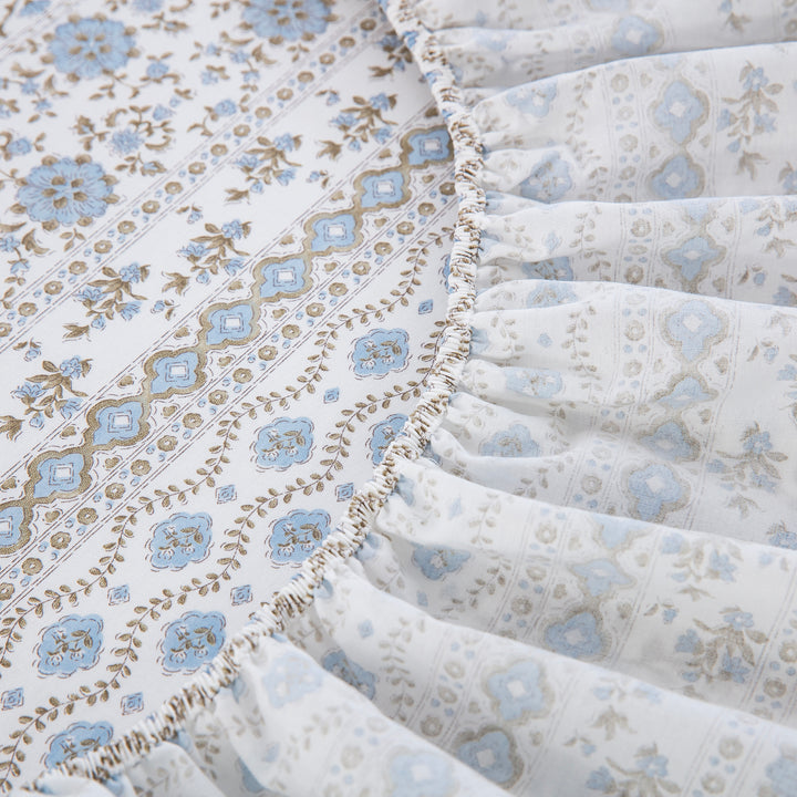 Close-up of the fully elasticized edge on the DAUAOTO coastal blue block print fitted sheet, ensuring a secure grip on the mattress.