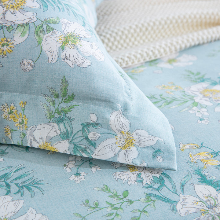 Detail of the DAUAOTO clear morning dew floral pillowcase corner resting on the matching lightweight duvet cover.