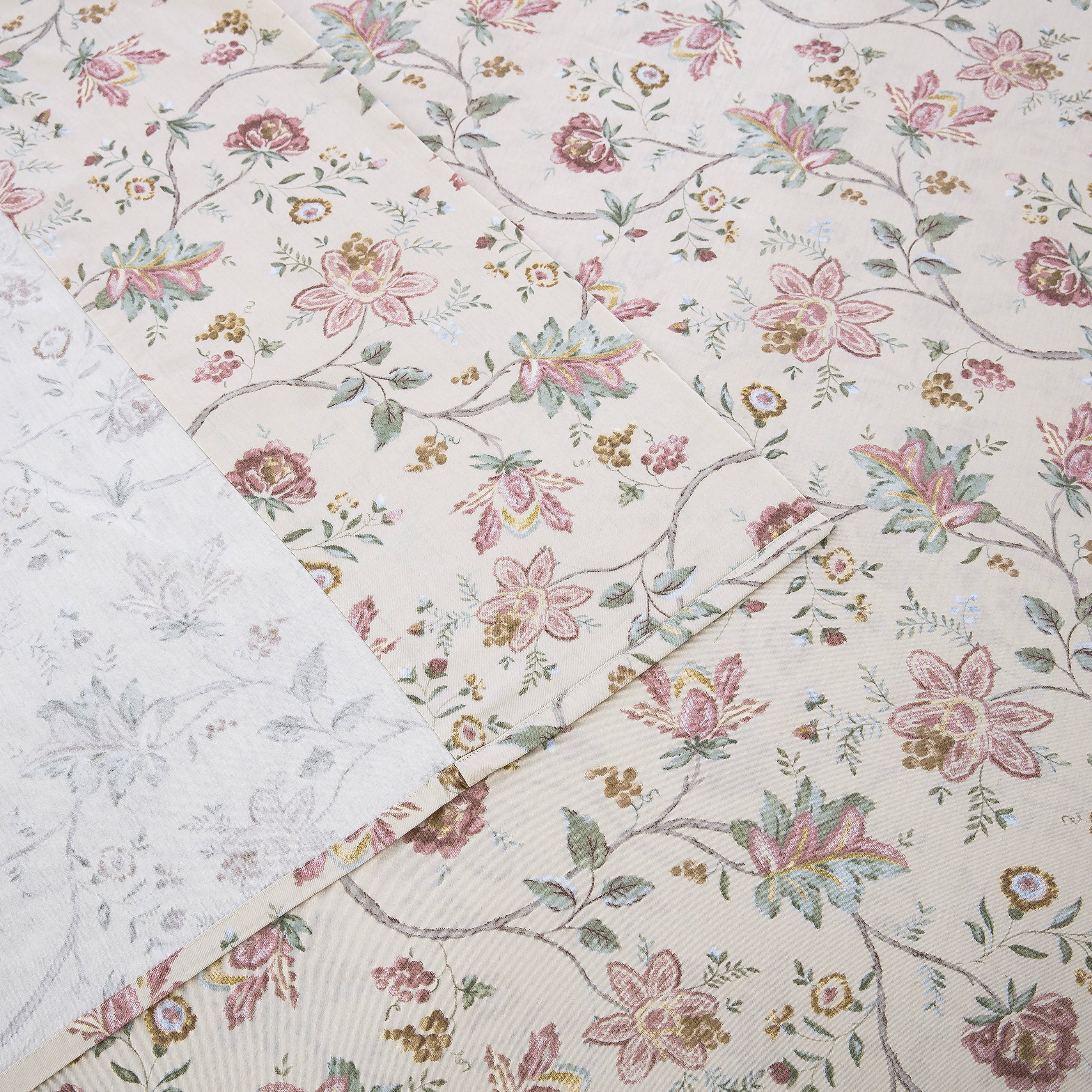 Detailed view of the neat stitching and elegant pattern on the DAUAOTO antique rose floral lightweight cotton flat sheet.