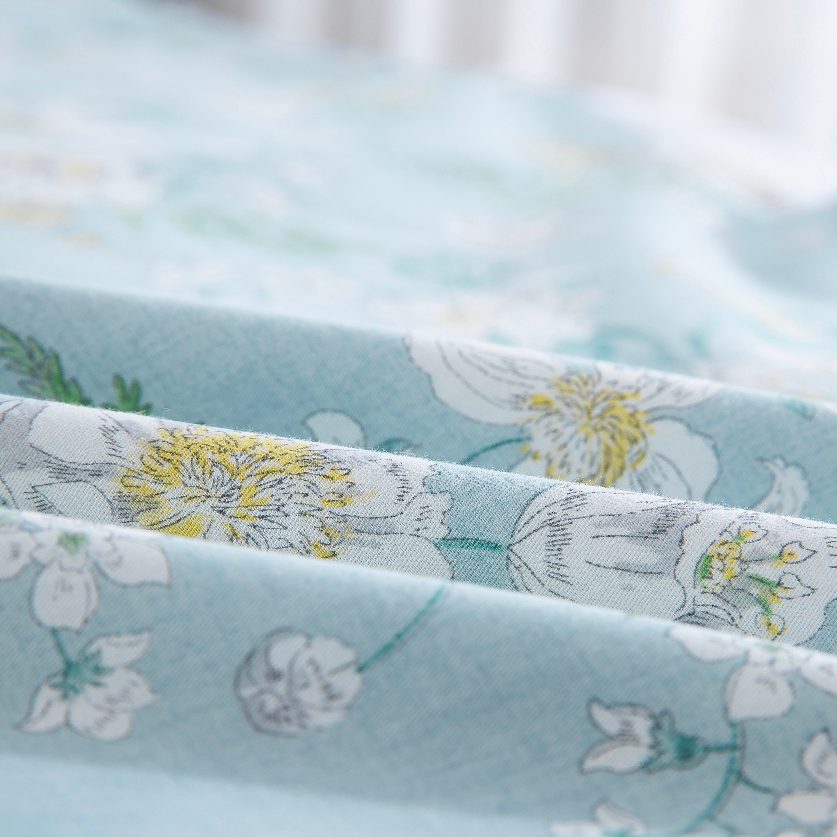 Folded DAUAOTO clear morning dew floral cotton duvet cover highlighting the smooth, breathable fabric texture.