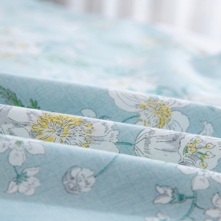 Folded DAUAOTO clear morning dew floral cotton duvet cover highlighting the smooth, breathable fabric texture.