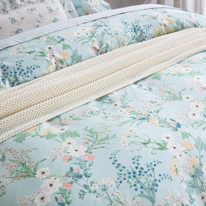 Folded DAUAOTO mint breeze floral cotton duvet cover showing the smooth and breathable fabric texture.