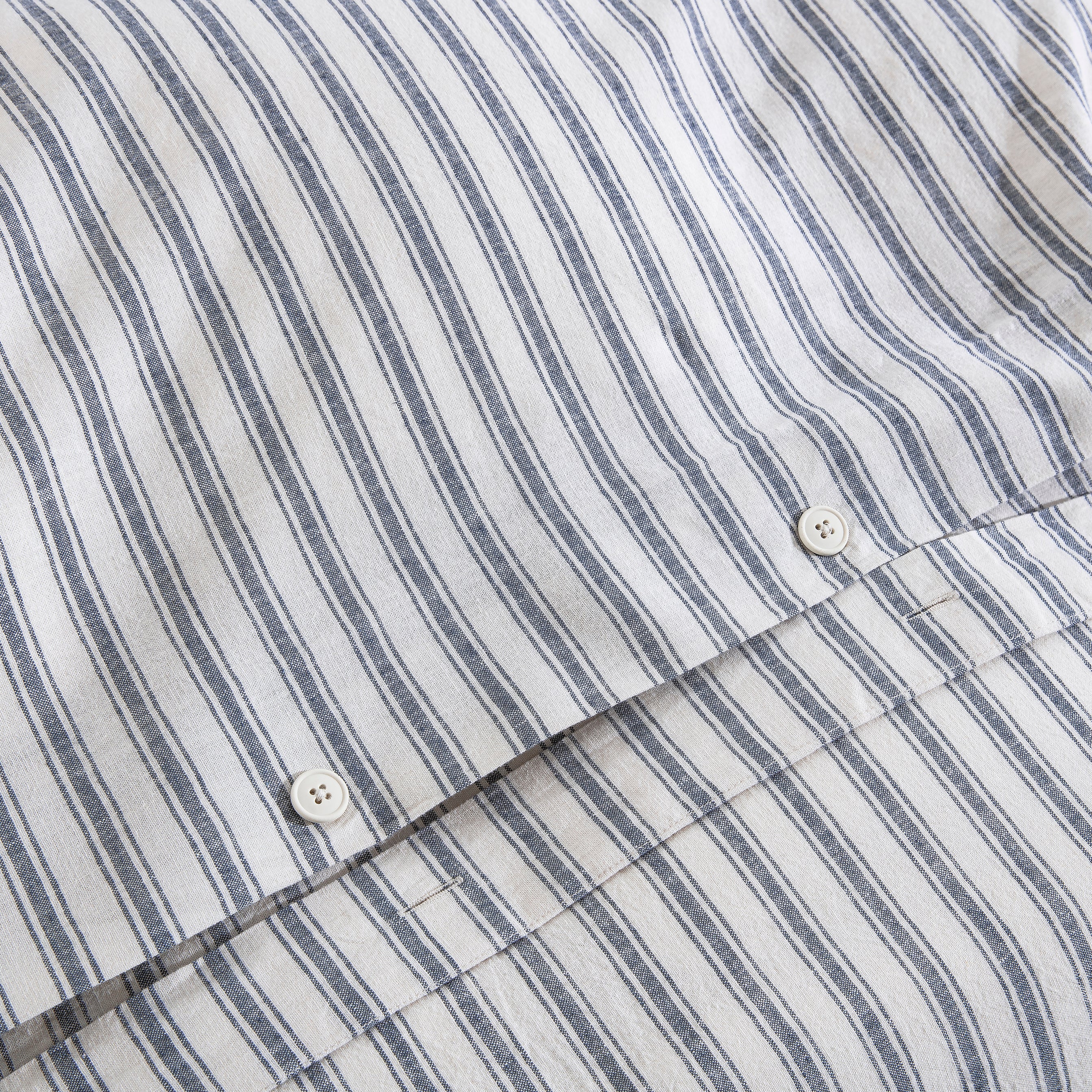 Premium craftsmanship featuring a discreet hidden button closure on the yarn-dyed stripe duvet cover - DAUAOTO