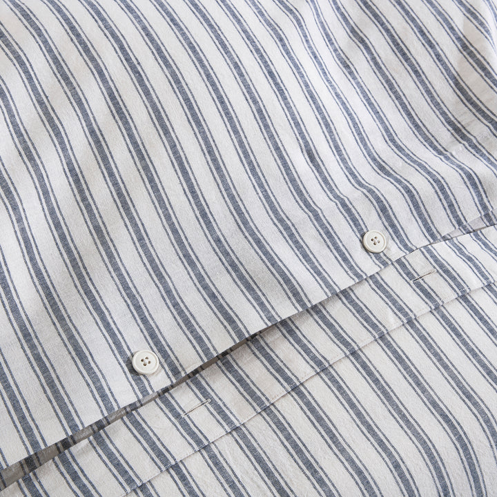 Premium craftsmanship featuring a discreet hidden button closure on the yarn-dyed stripe duvet cover - DAUAOTO