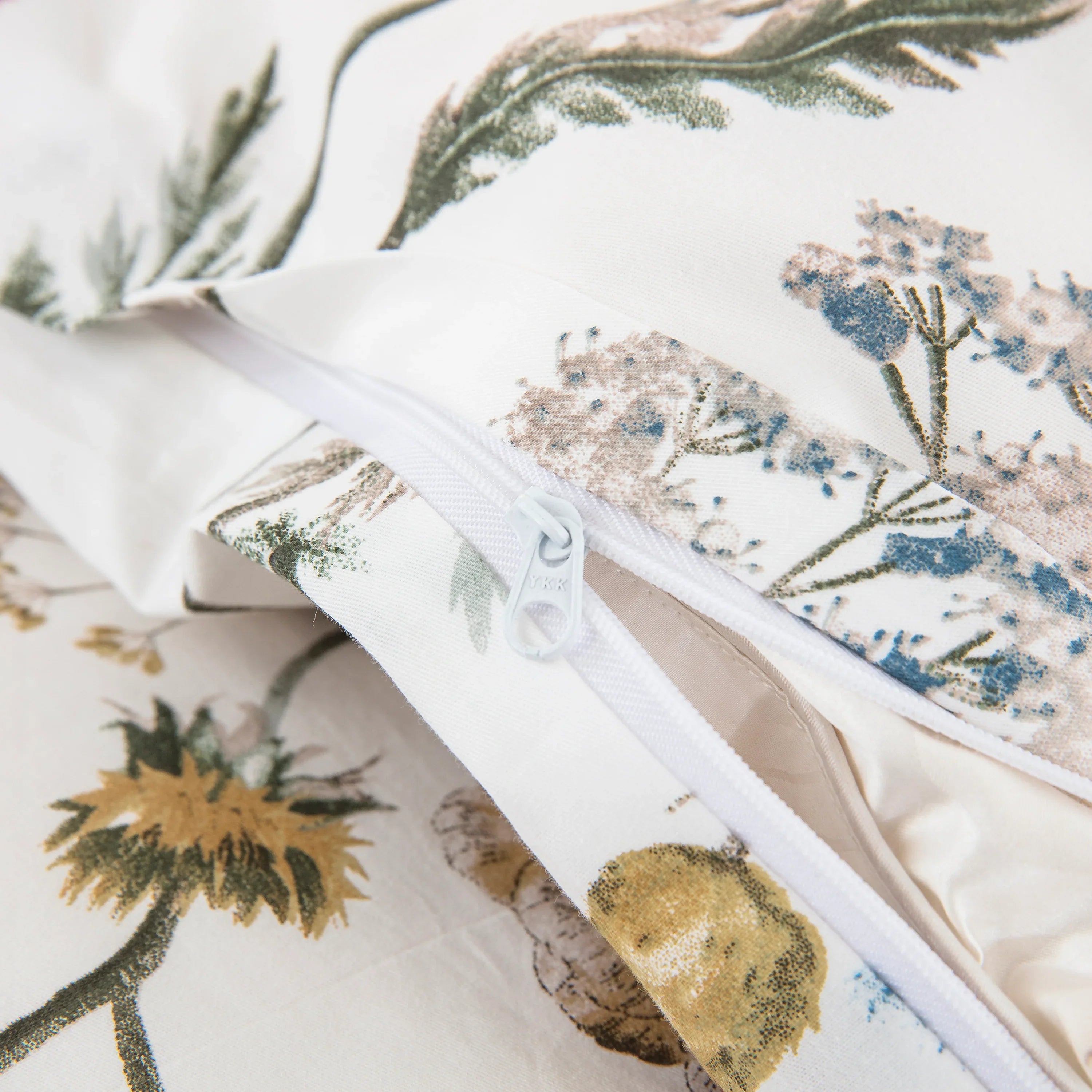Ultra-long hidden zipper closure detail on the premium wildflower garden cotton duvet cover - DAUAOTO