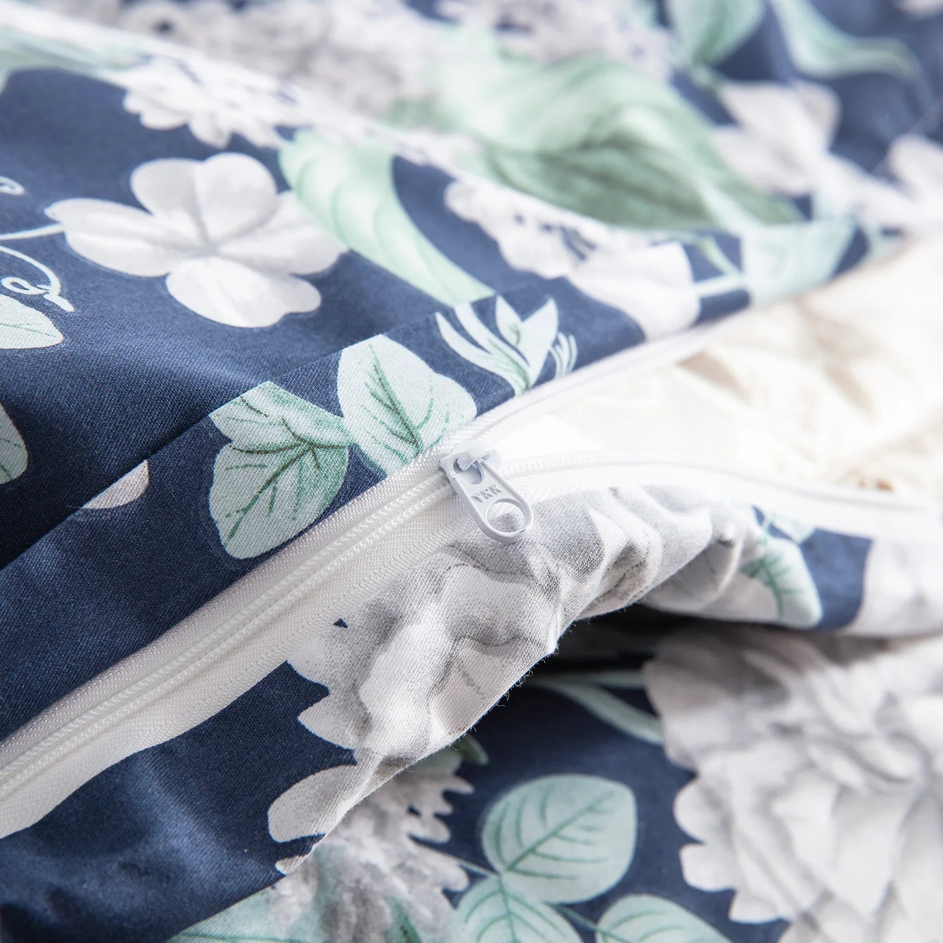 Hidden 59-inch zipper closure detail on the navy blue botanical cotton duvet cover - DAUAOTO