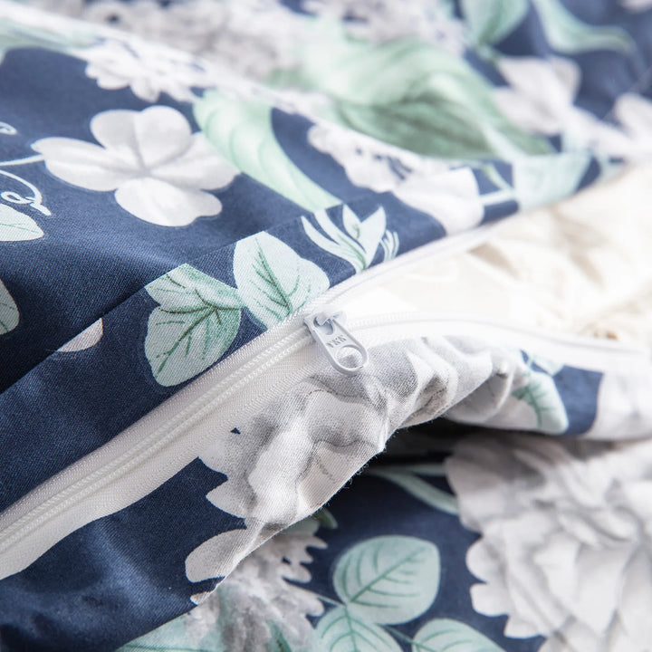 Hidden 59-inch zipper closure detail on the navy blue botanical cotton duvet cover - DAUAOTO