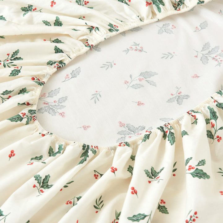 Fully elasticized festive holly berry fitted sheet ensuring a flawless snug fit for mattresses up to 14 inches deep - DAUAOTO