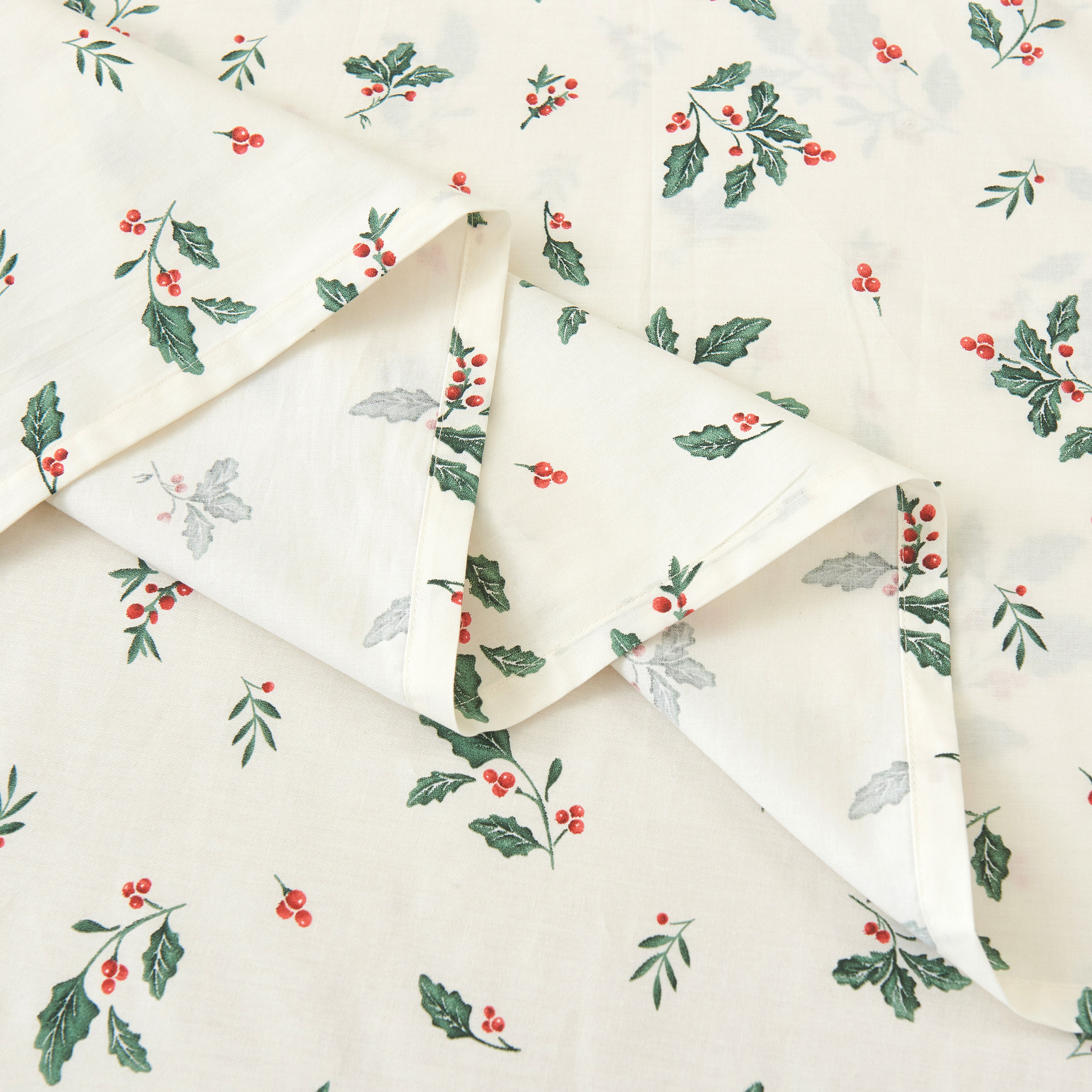 Close-up of the ultra-soft pure natural cotton fabric featuring green holly leaves and vibrant red berries - DAUAOTO