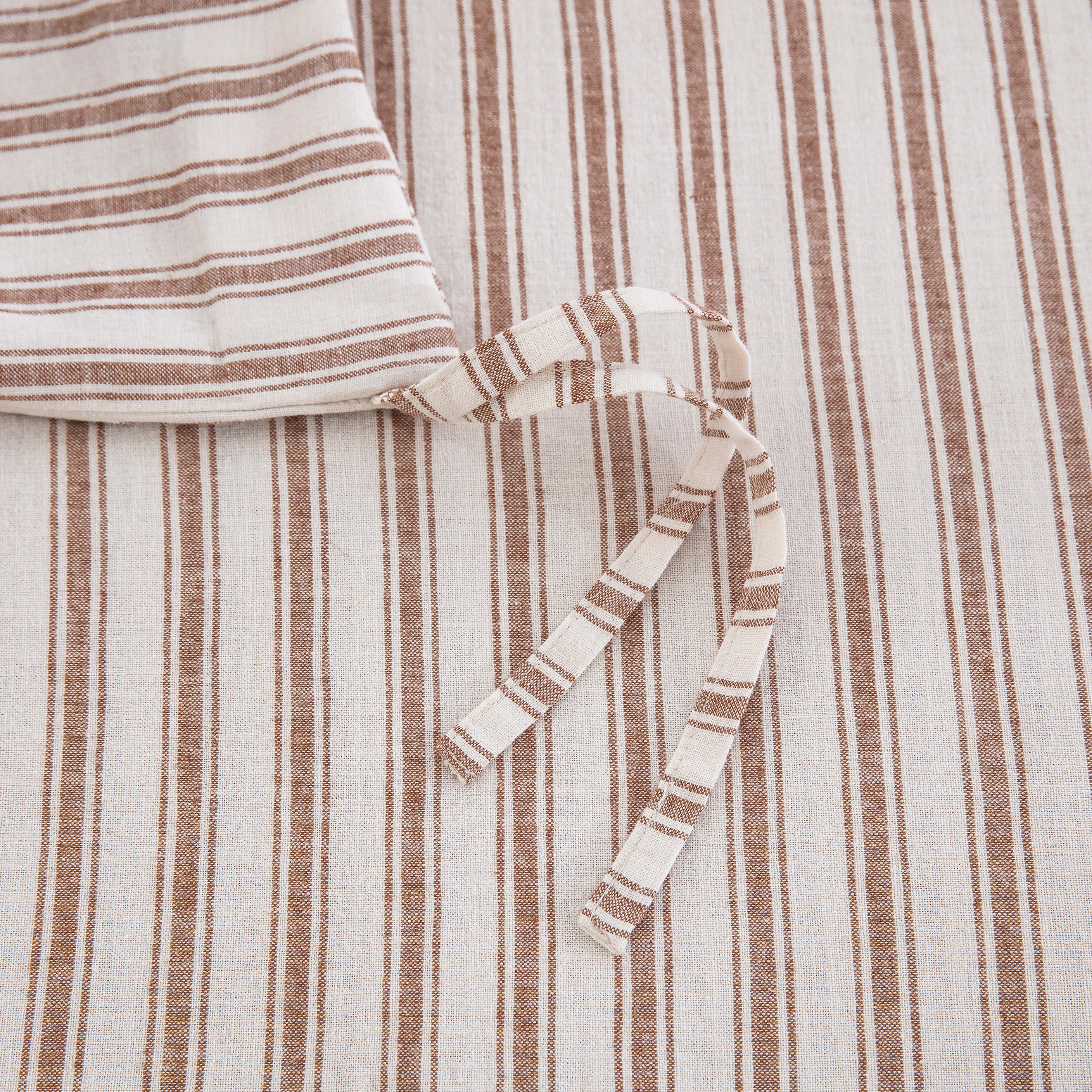 Durable interior corner ties to secure the duvet insert inside the breathable caramel stripe linen cotton cover - DAUAOTO