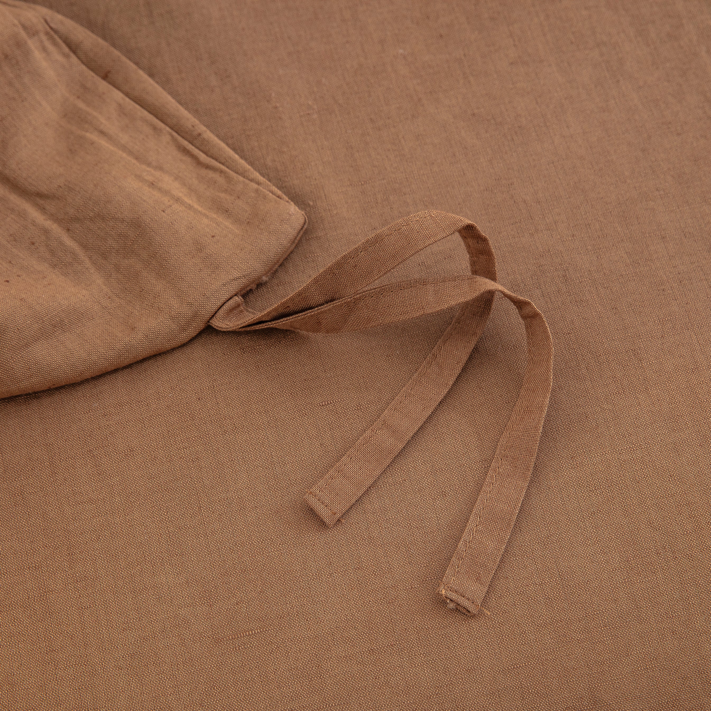 Four durable interior corner ties to secure the duvet insert inside the breathable cognac brown cover for all-season comfort - DAUAOTO
