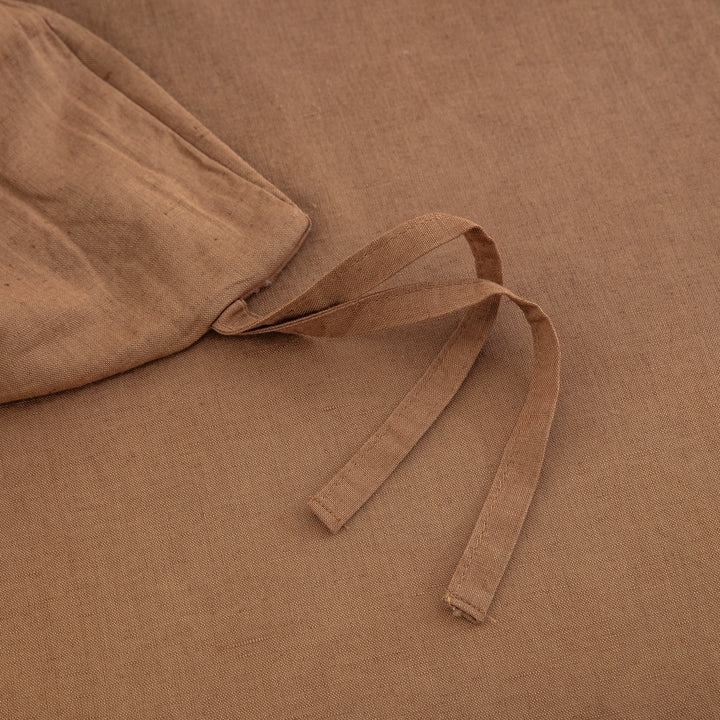 Four durable interior corner ties to secure the duvet insert inside the breathable cognac brown cover for all-season comfort - DAUAOTO