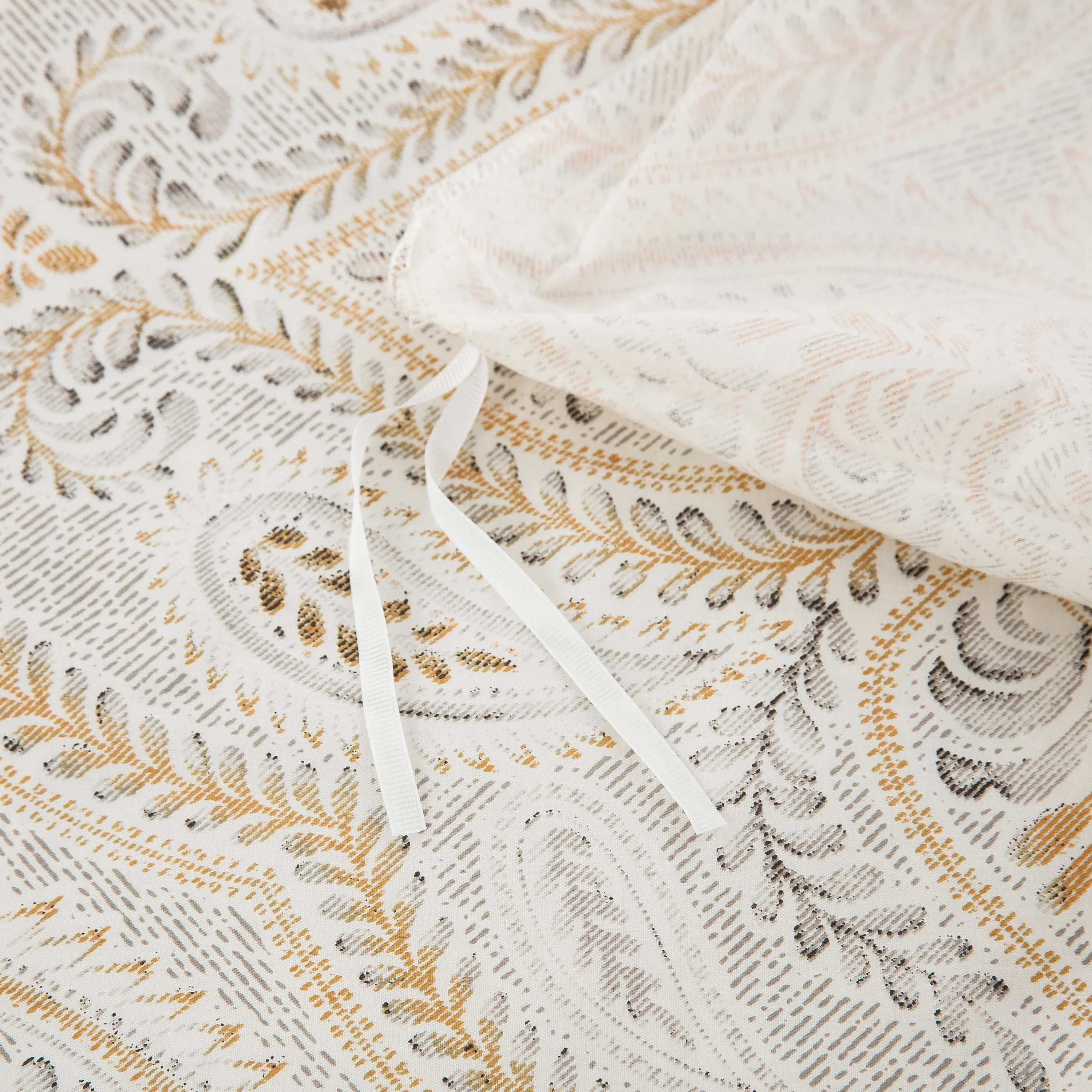 Durable interior corner ties ensuring a secure and snug fit for the duvet insert inside the cotton cover - DAUAOTO